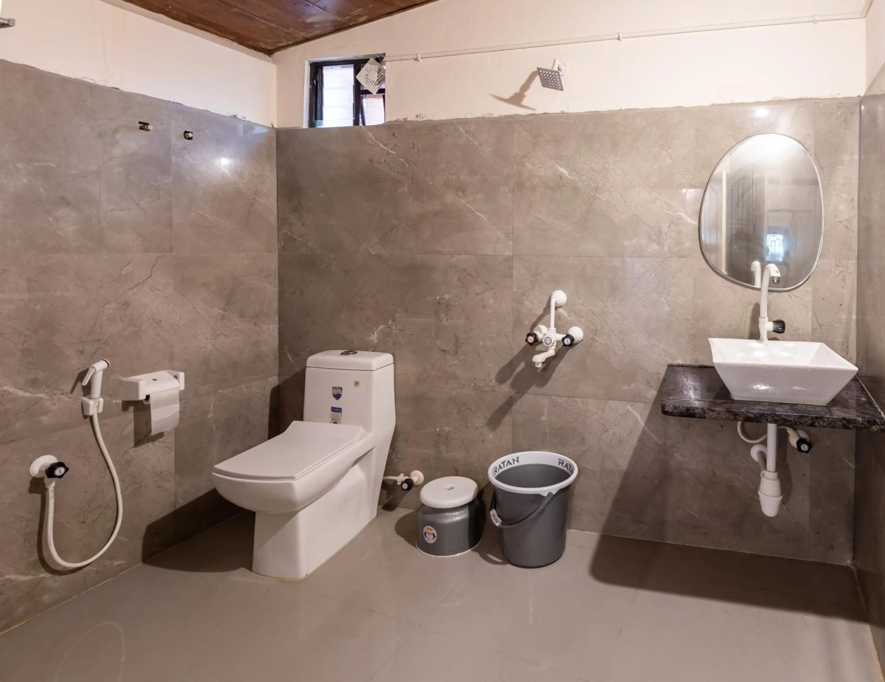 Shower in Sunset Cafe Beach Stay