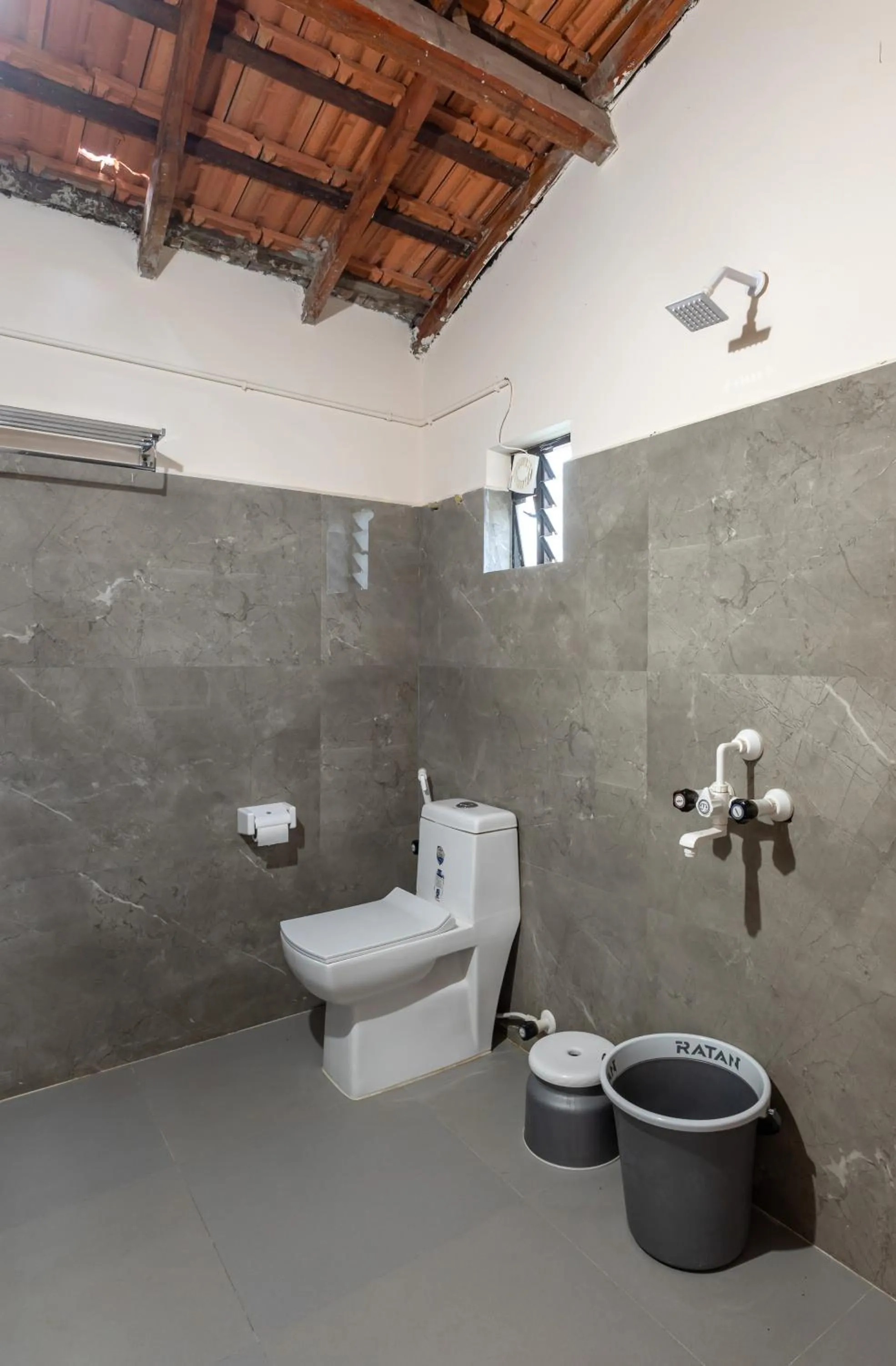 Shower in Sunset Cafe Beach Stay