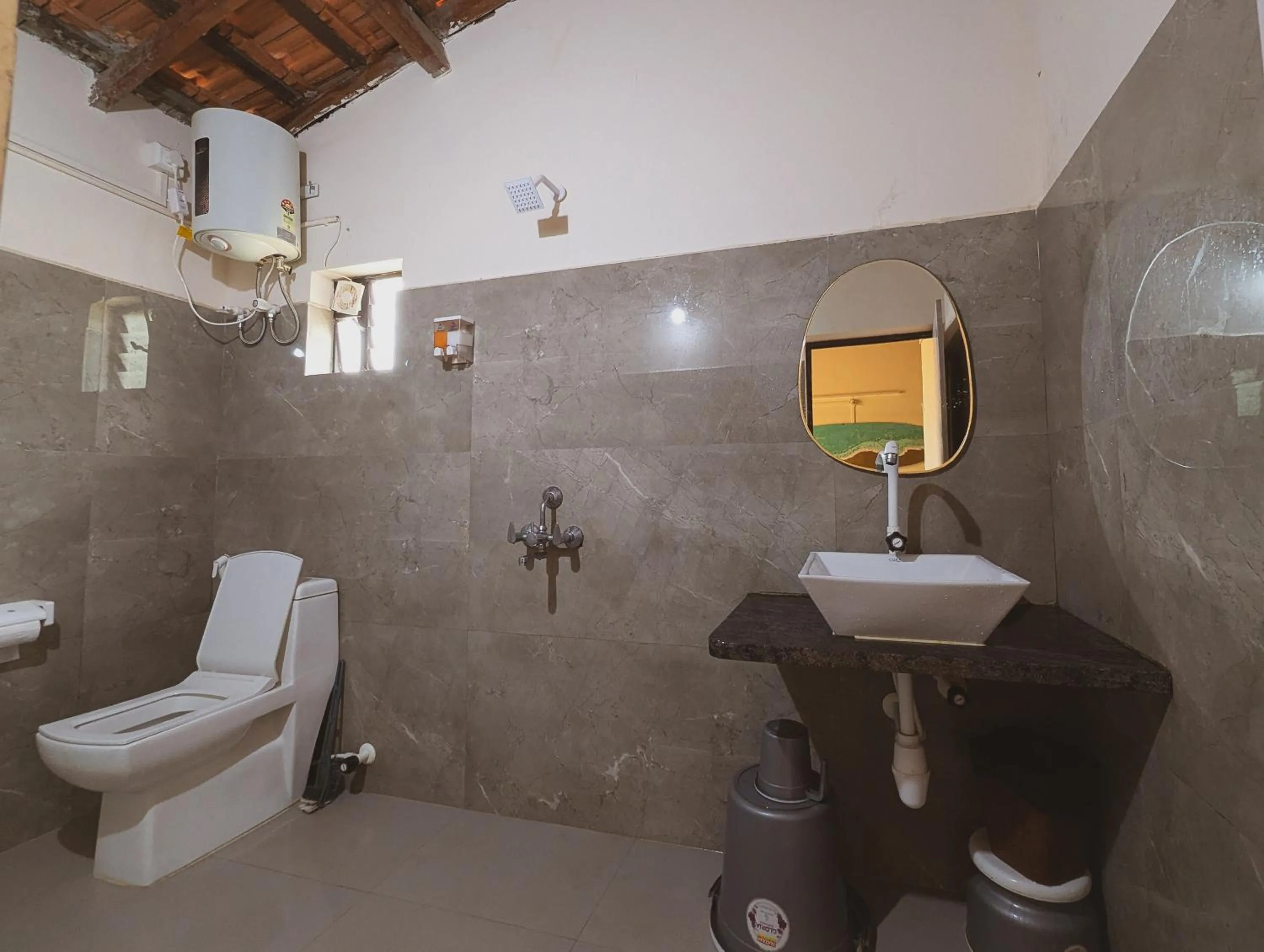 Bathroom in Sunset Cafe Beach Stay