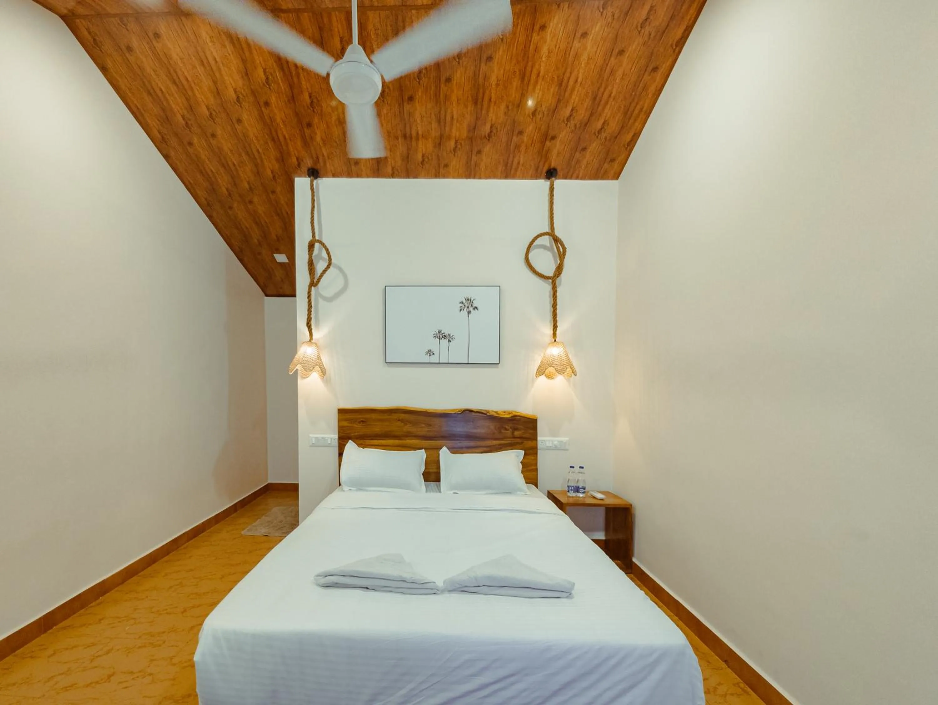 Photo of the whole room, Bed in Sunset Cafe Beach Stay