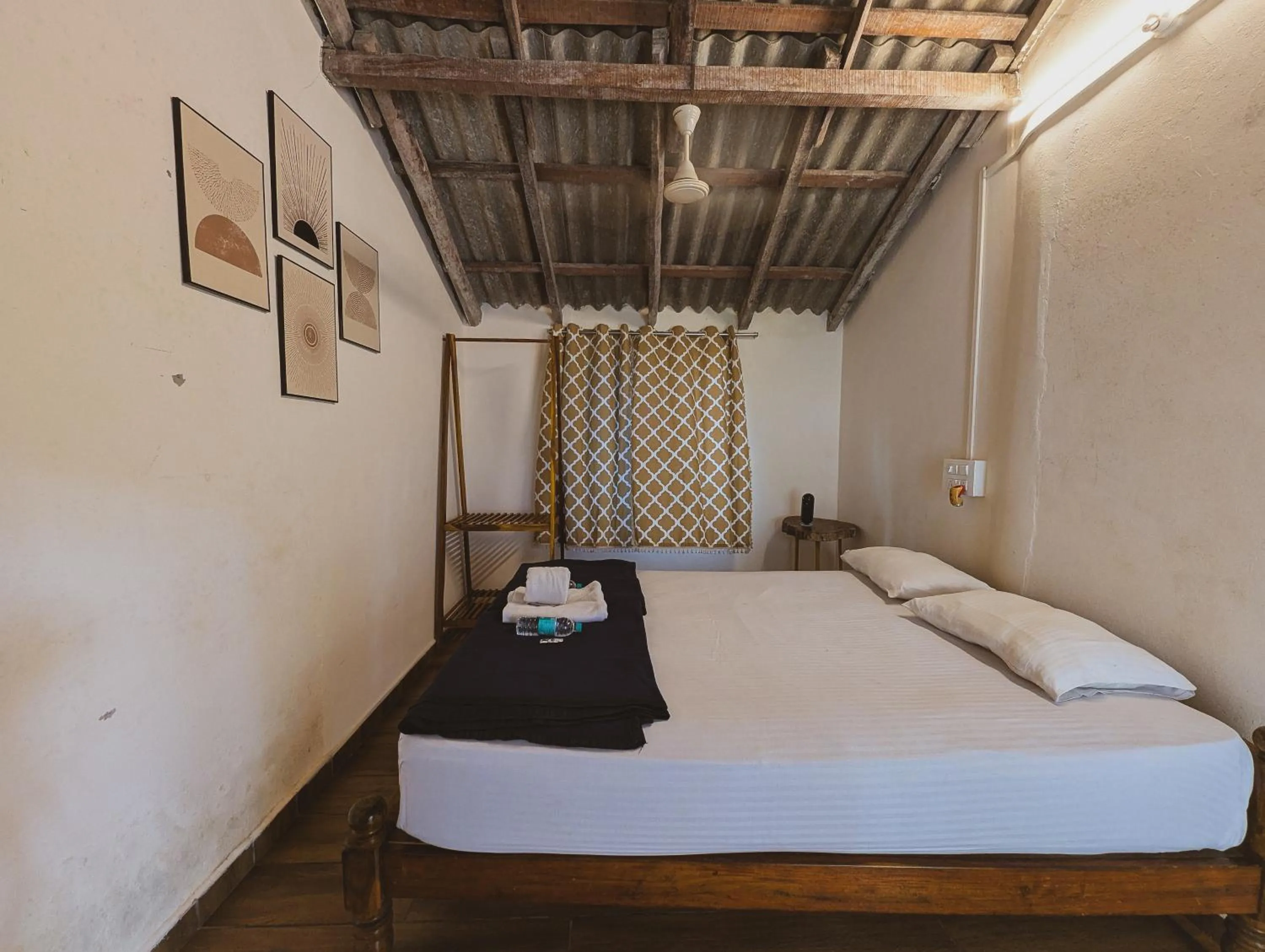 Bedroom, Bed in Sunset Cafe Beach Stay