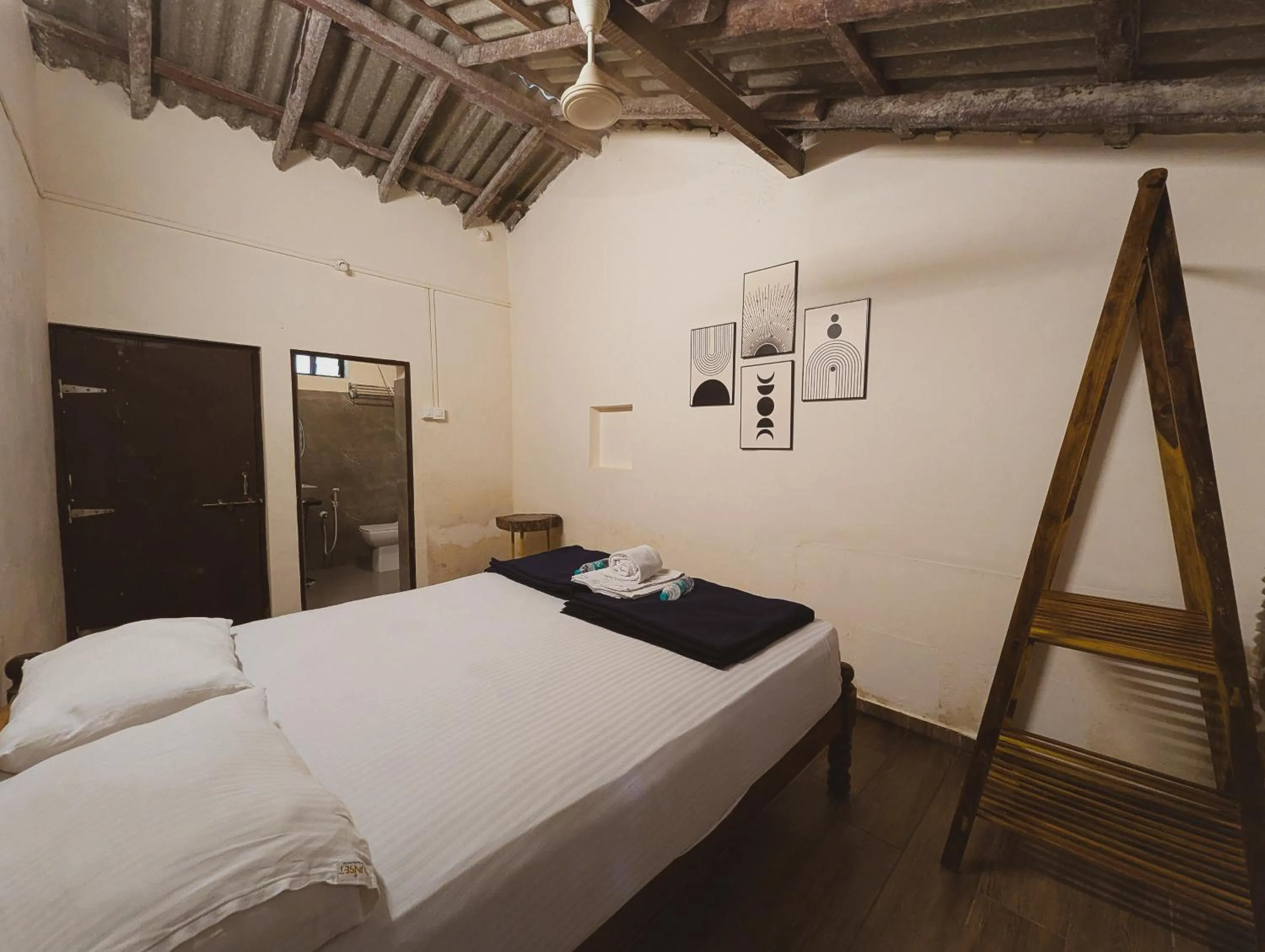 Photo of the whole room, Bed in Sunset Cafe Beach Stay