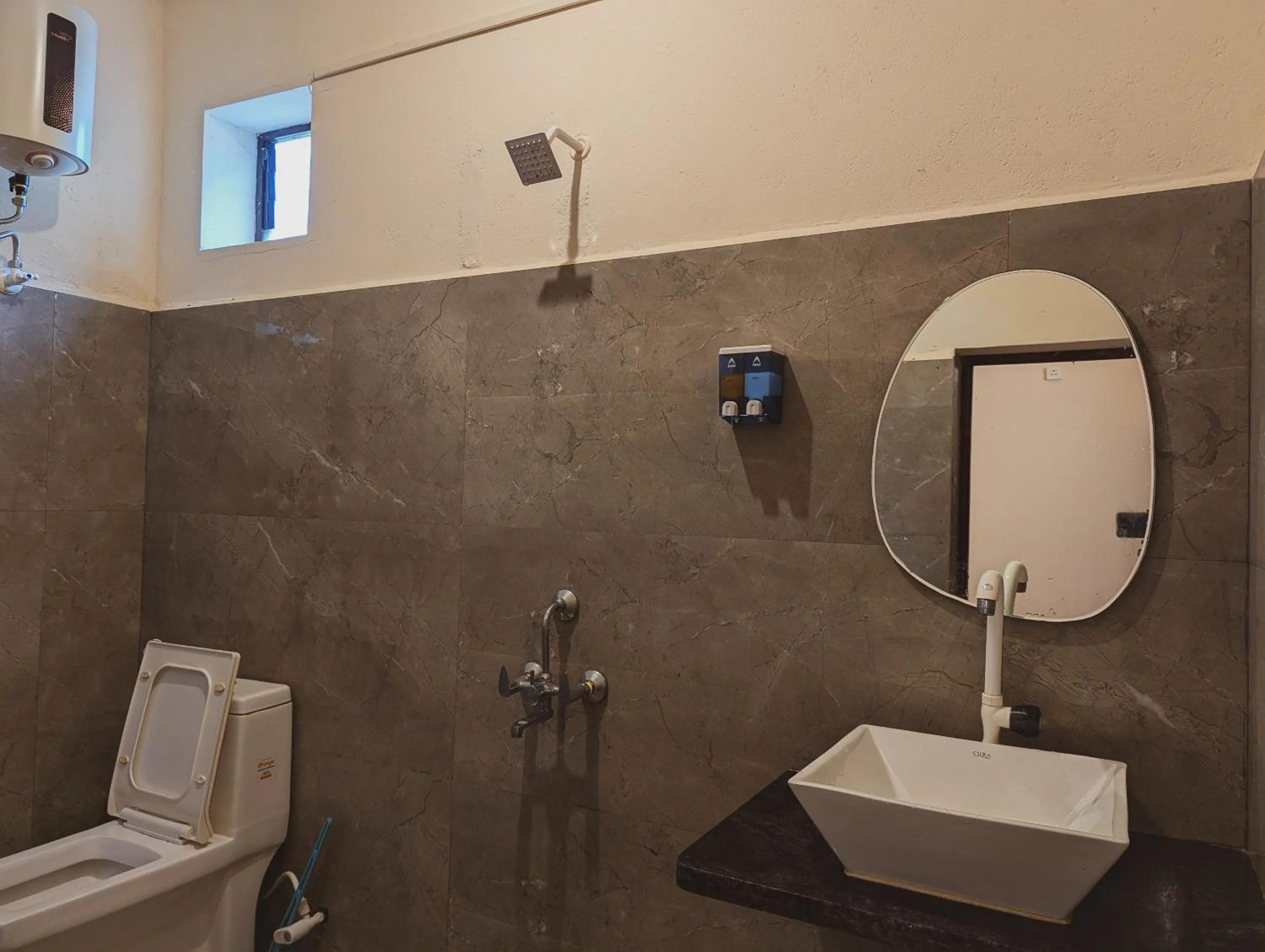 Bathroom in Sunset Cafe Beach Stay