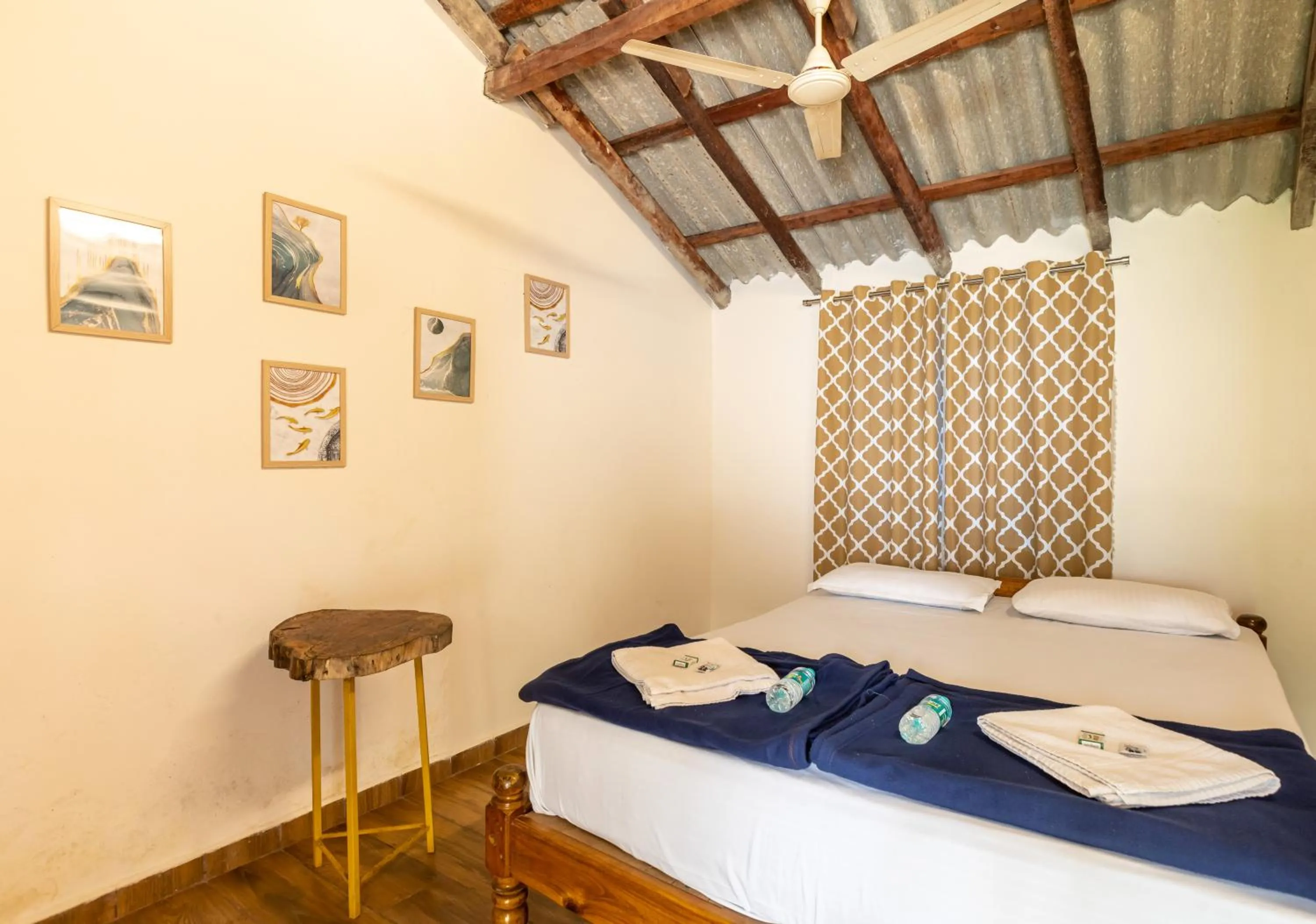 Bed in Sunset Cafe Beach Stay