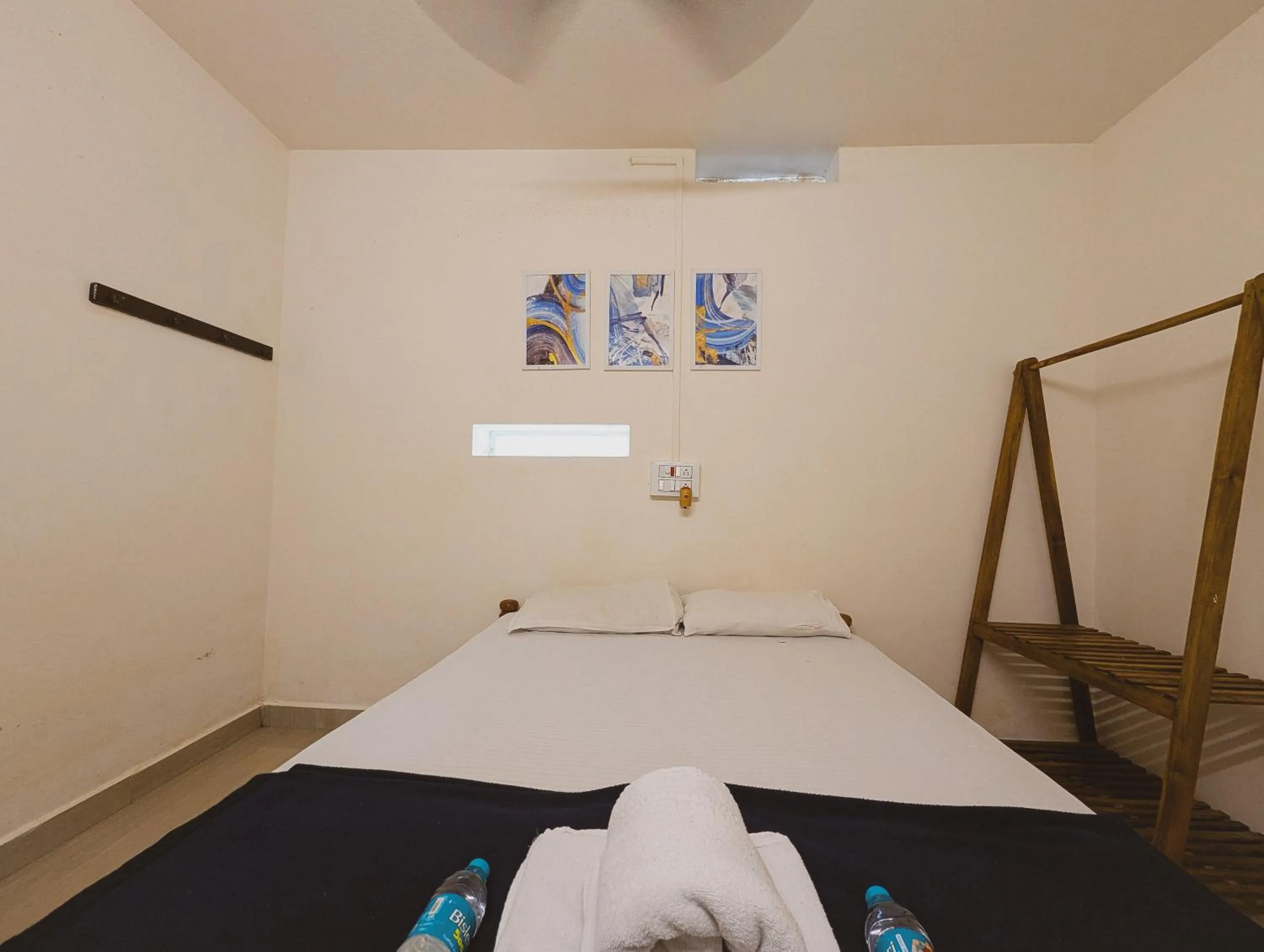 Bed in Sunset Cafe Beach Stay