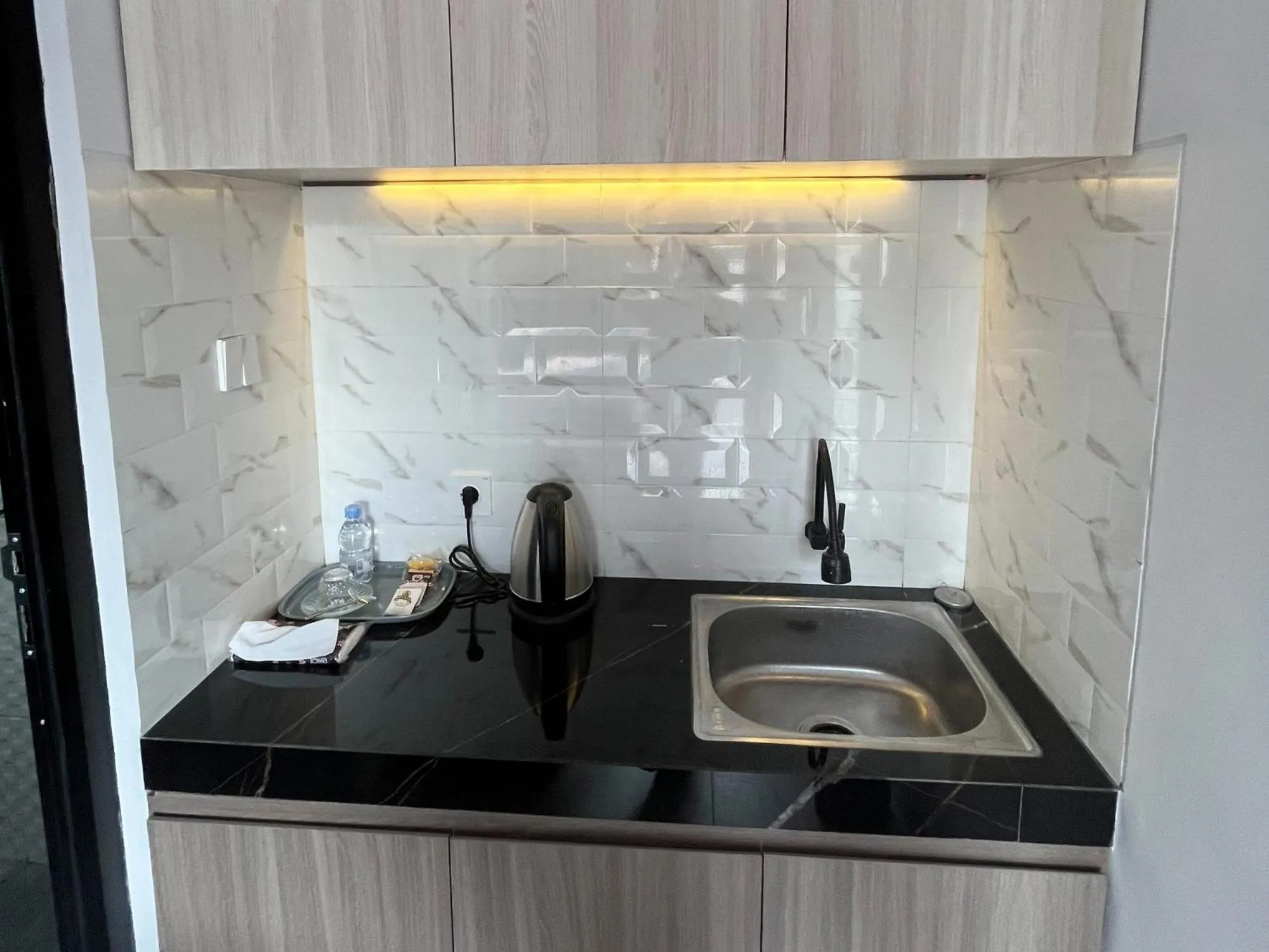 Kitchen or kitchenette in Kaira Room Guest House Syariah Mitra RedDoorz