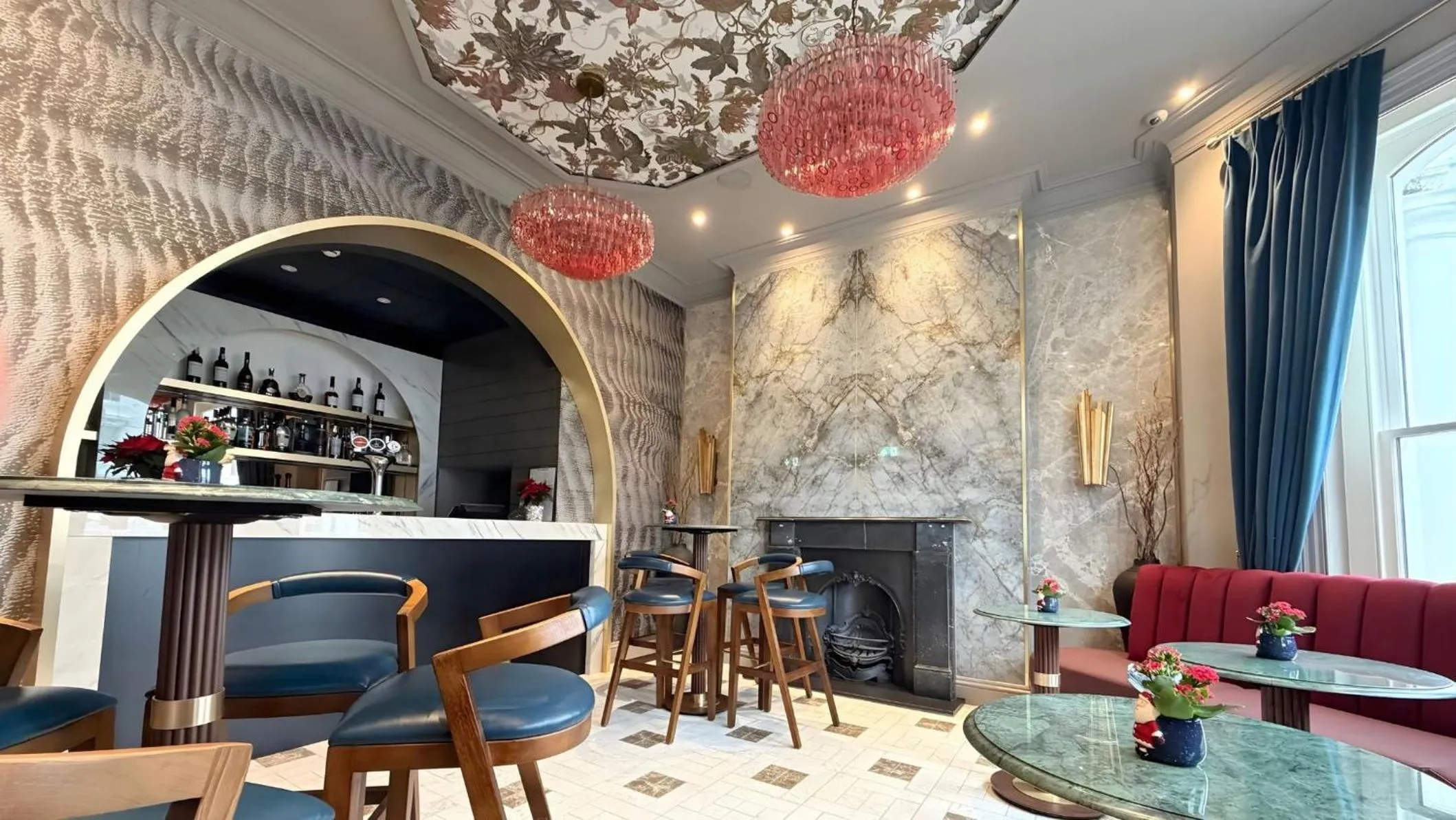 Lounge or bar in voco The Clifton Folkestone by IHG