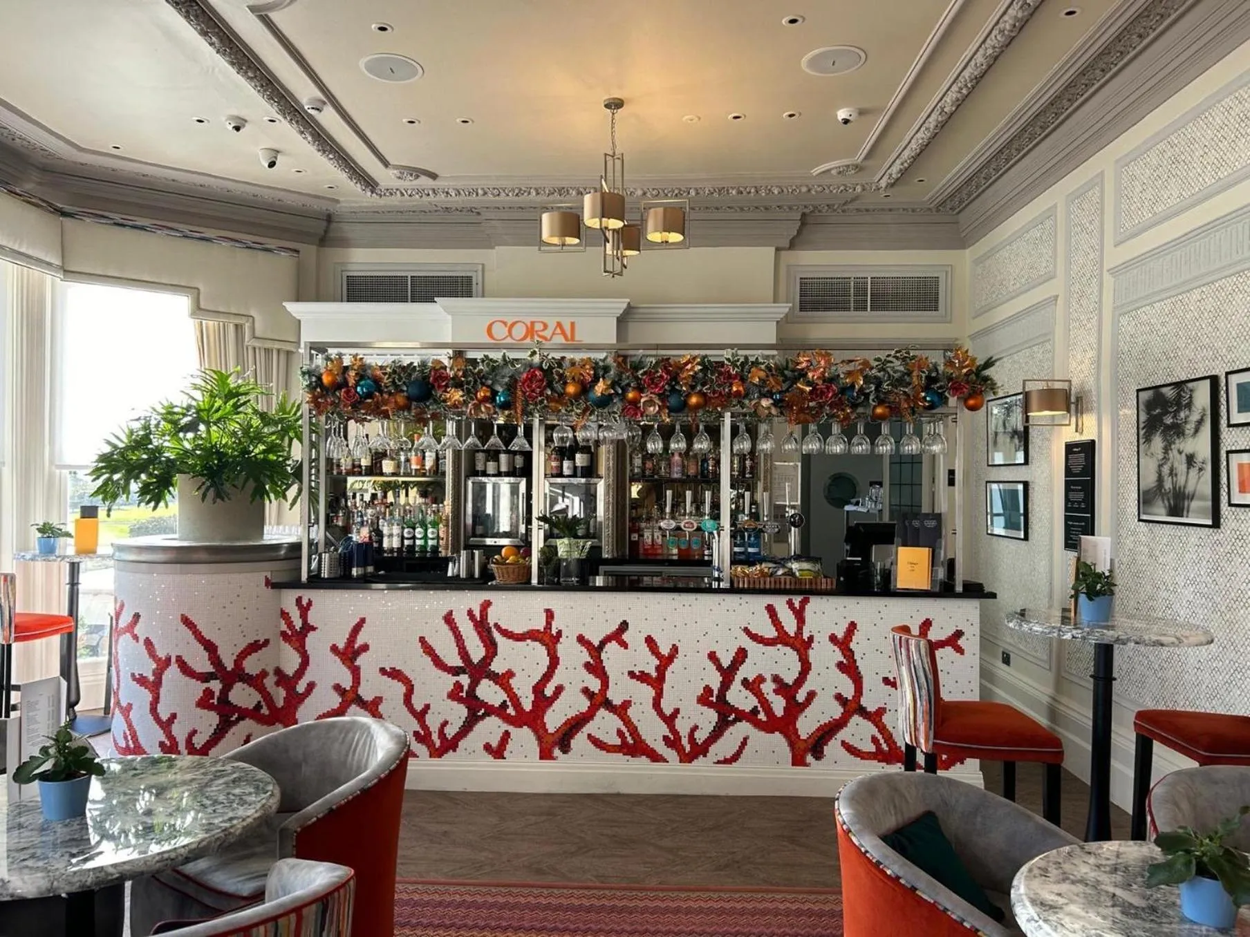 Lounge or bar in voco The Clifton Folkestone by IHG