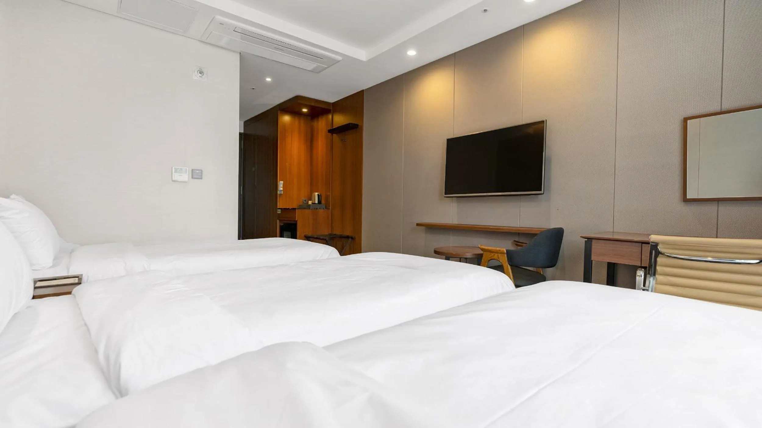 Bed in Gloucester Hotel Jeonju