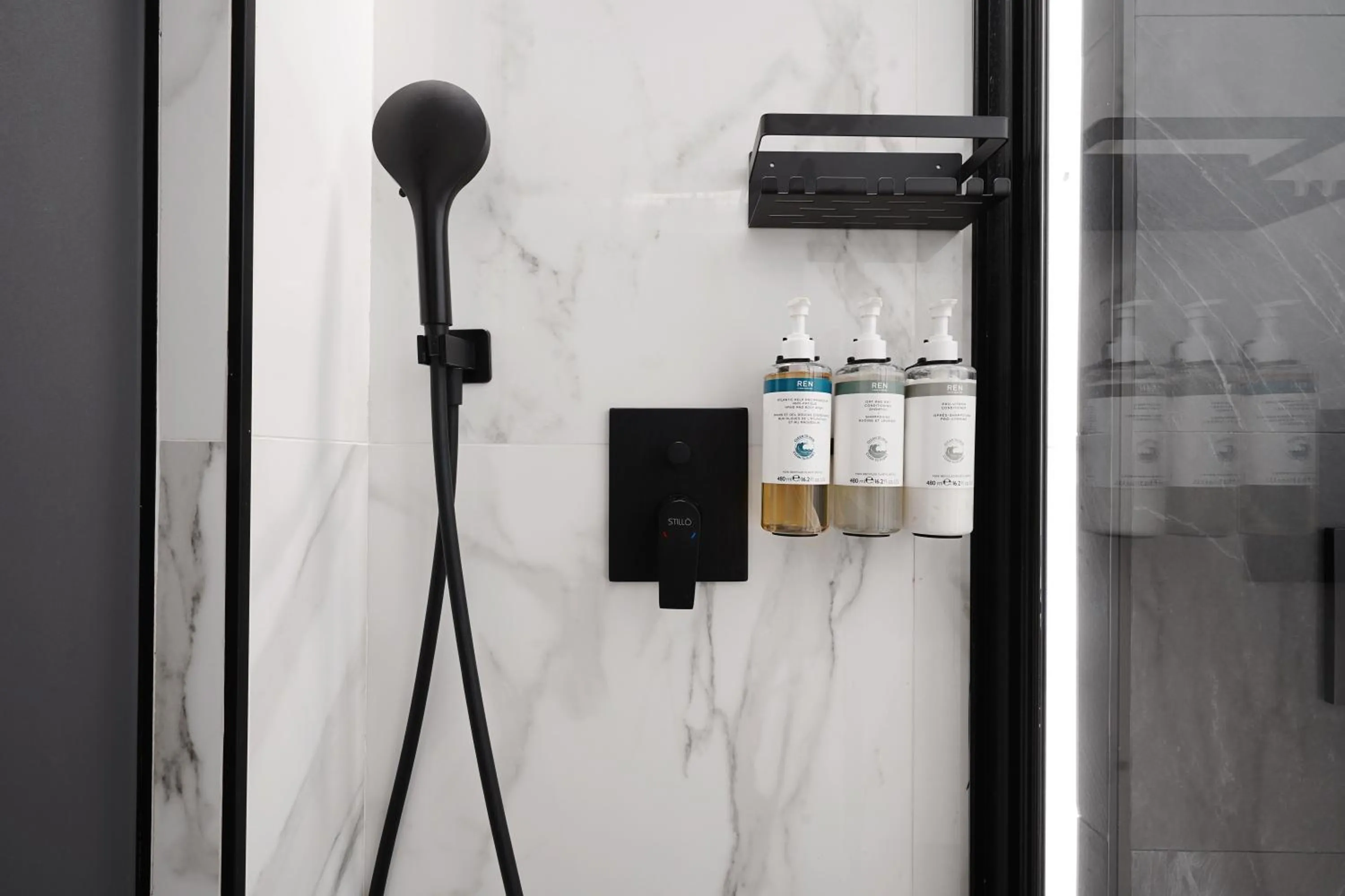 Shower in Numa Madrid Goya