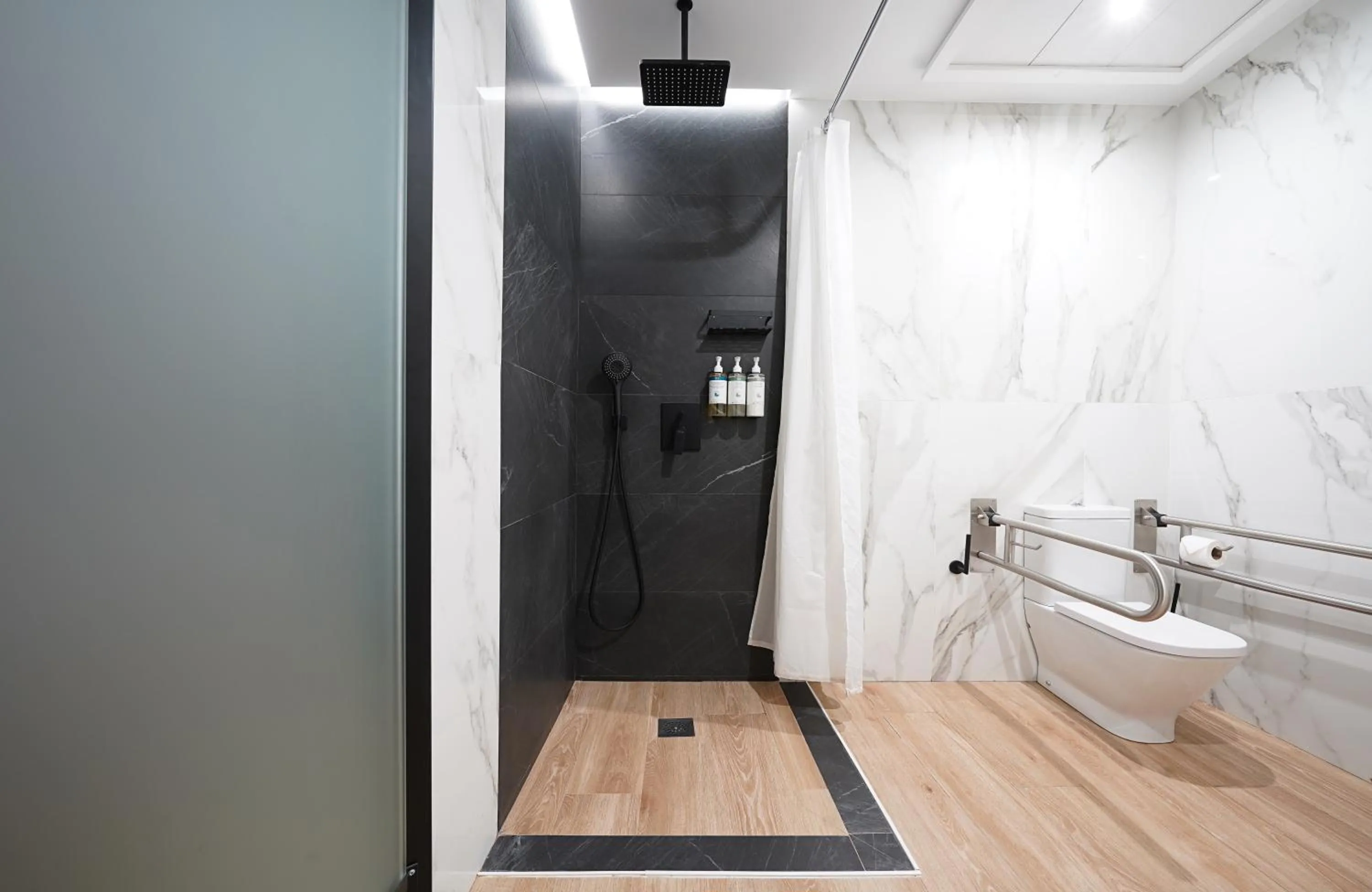 Shower in Numa Madrid Goya
