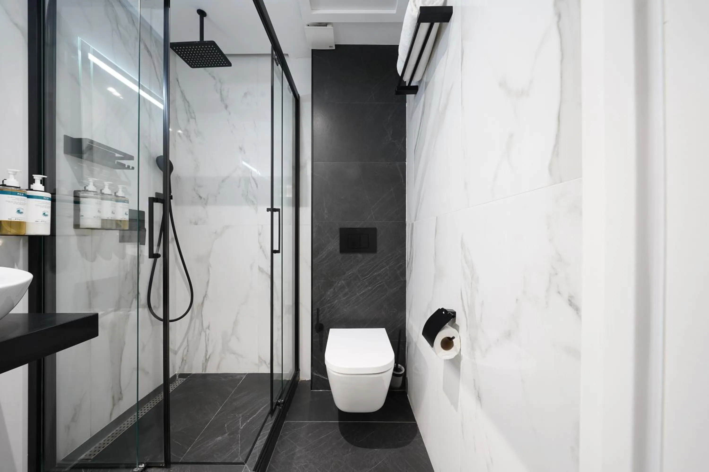 Shower in Numa Madrid Goya
