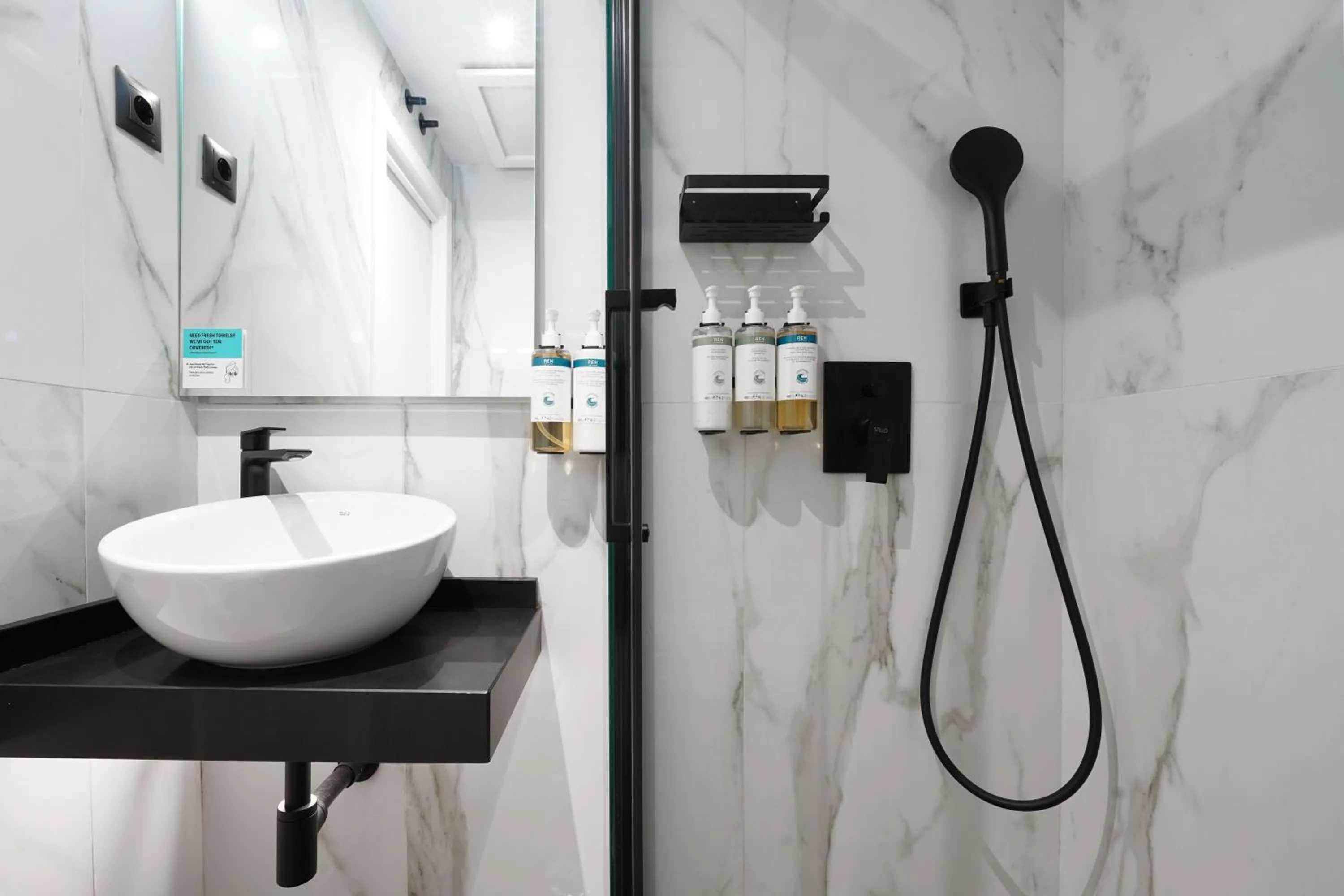 Shower in Numa Madrid Goya