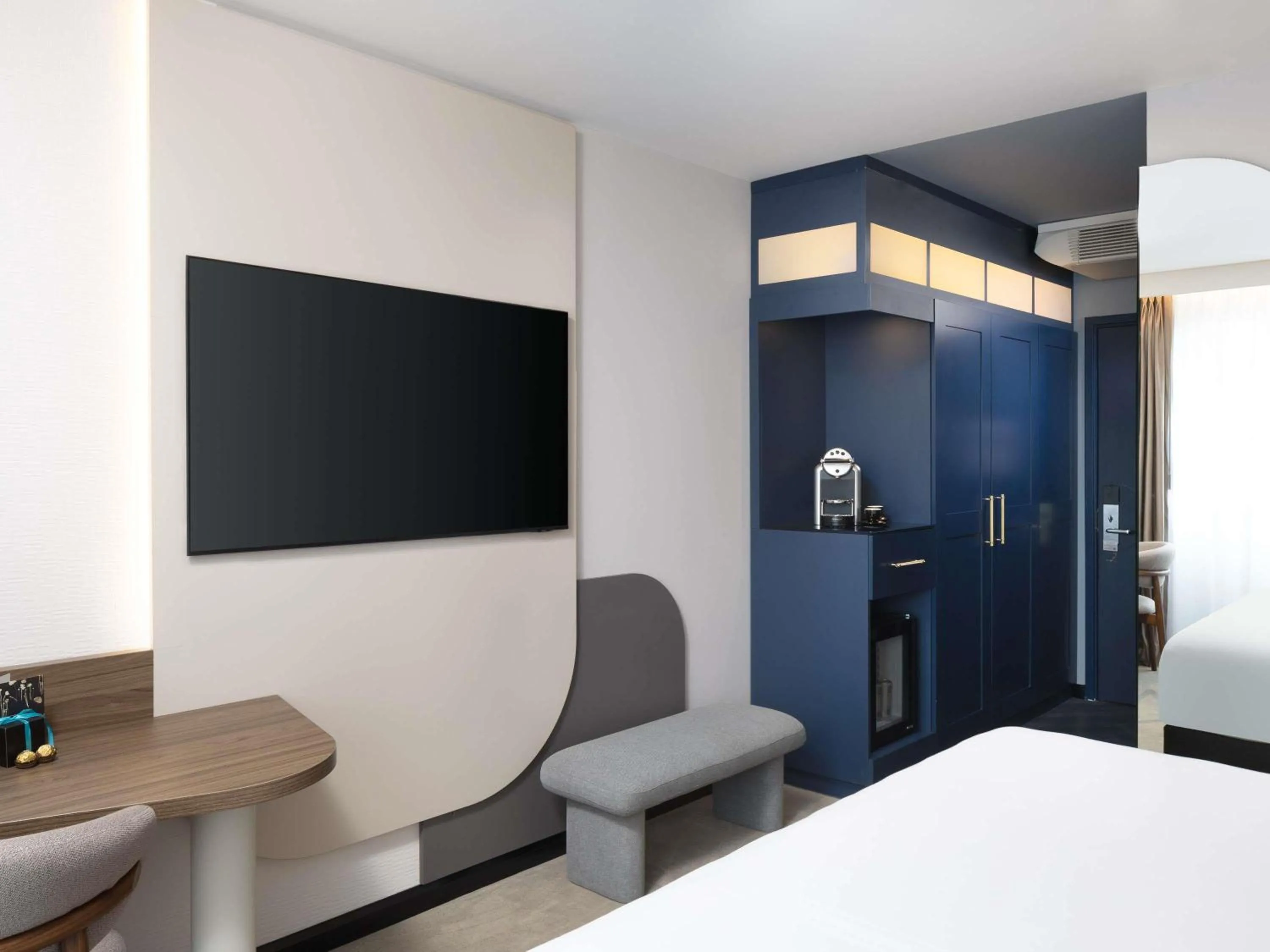 Bedroom, Bed in ibis London Earls Court