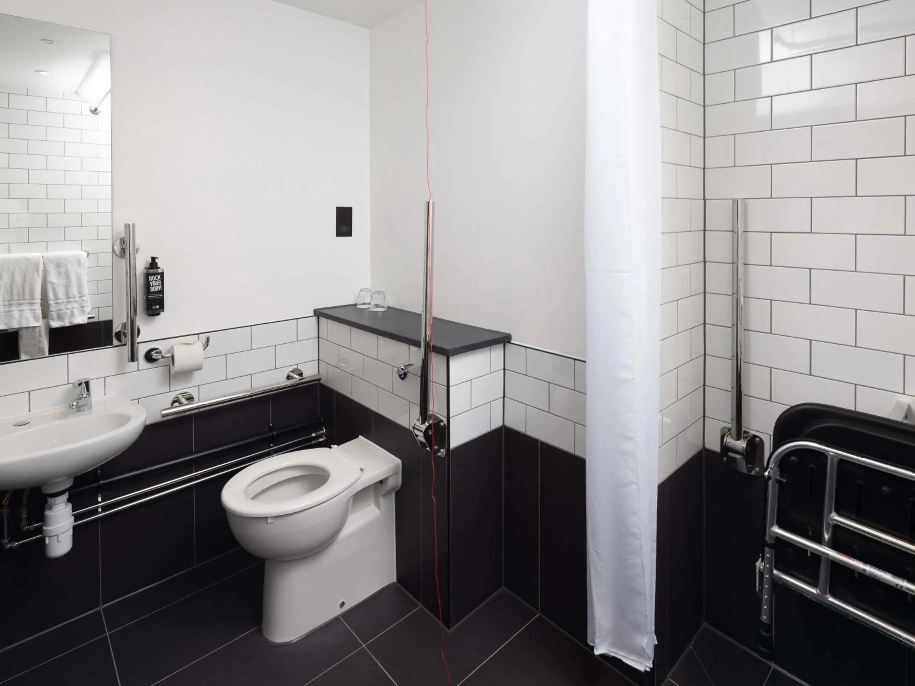 Bedroom in ibis London Earls Court