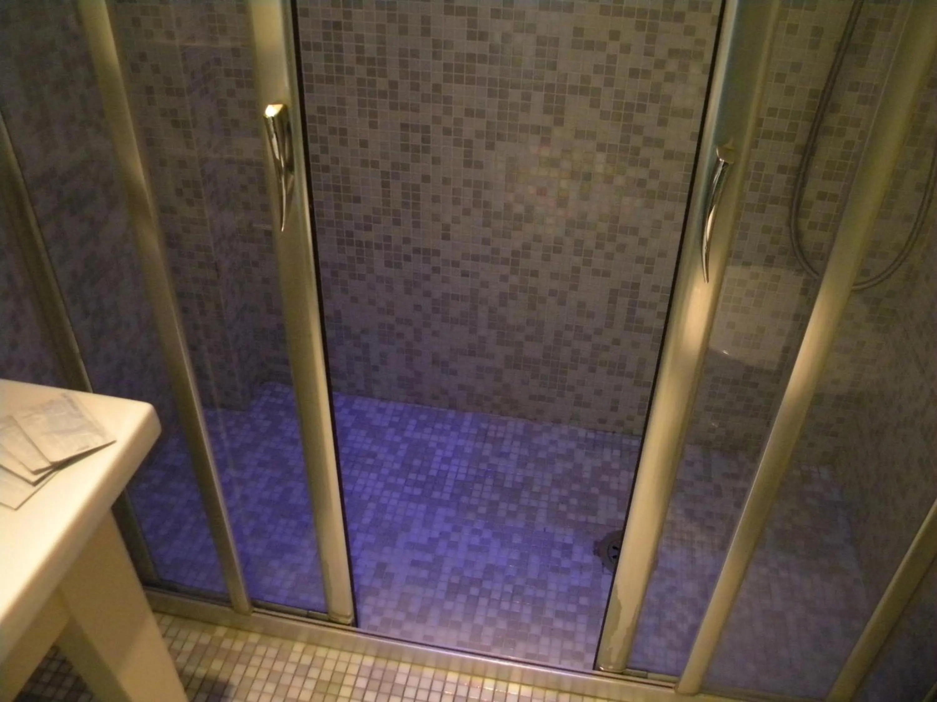 Shower in HOTEL GENOVA