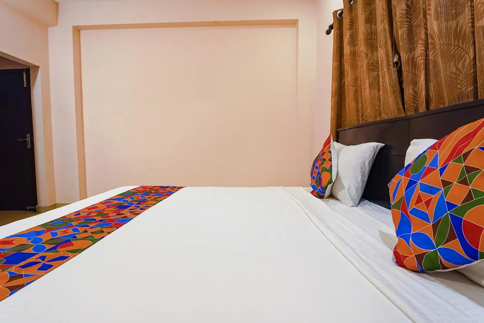 Bed in Via Earth- Nr Vadapalani Murugan Temple, Vadapalani