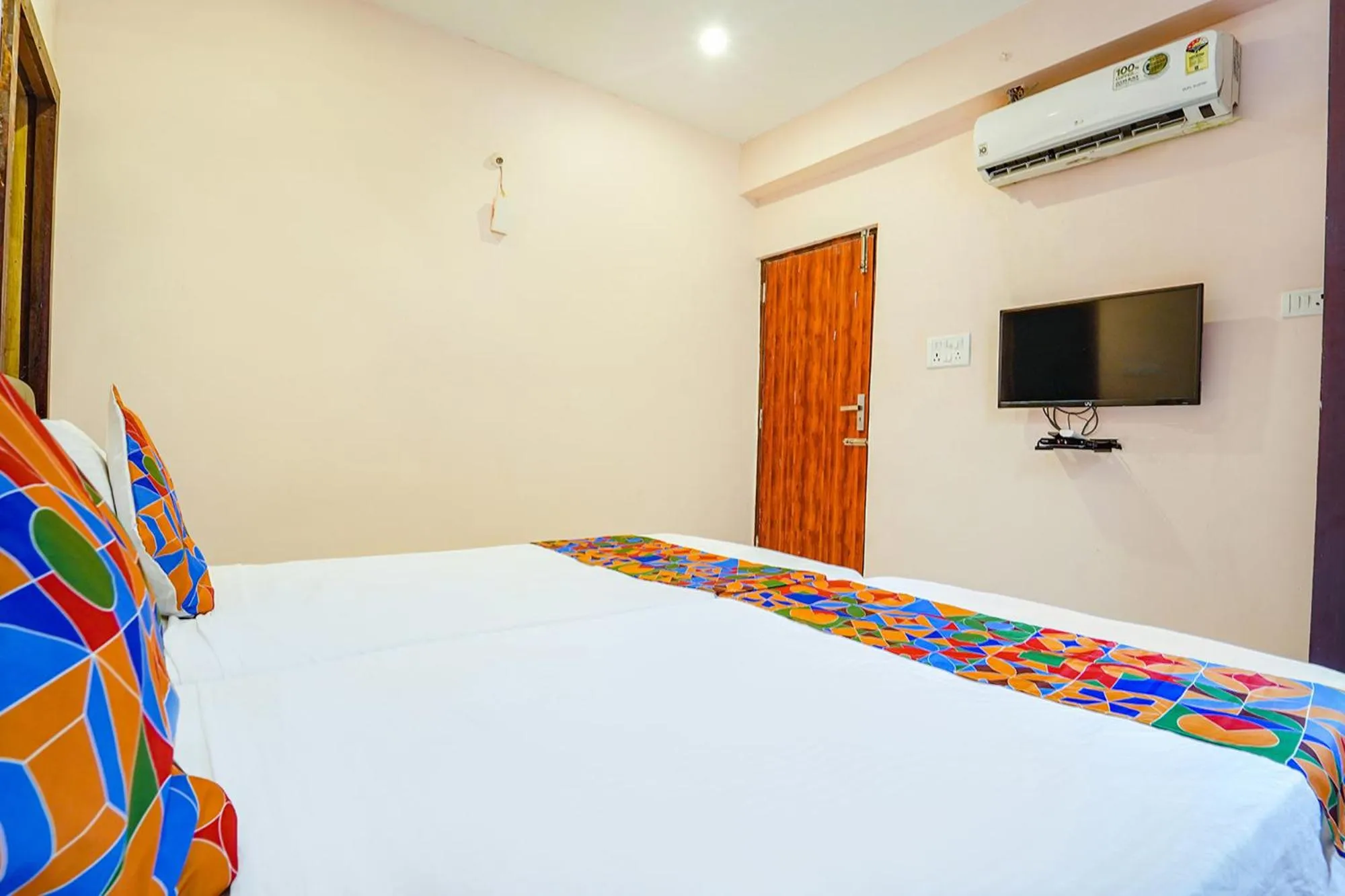 Bed in Via Earth- Nr Vadapalani Murugan Temple, Vadapalani