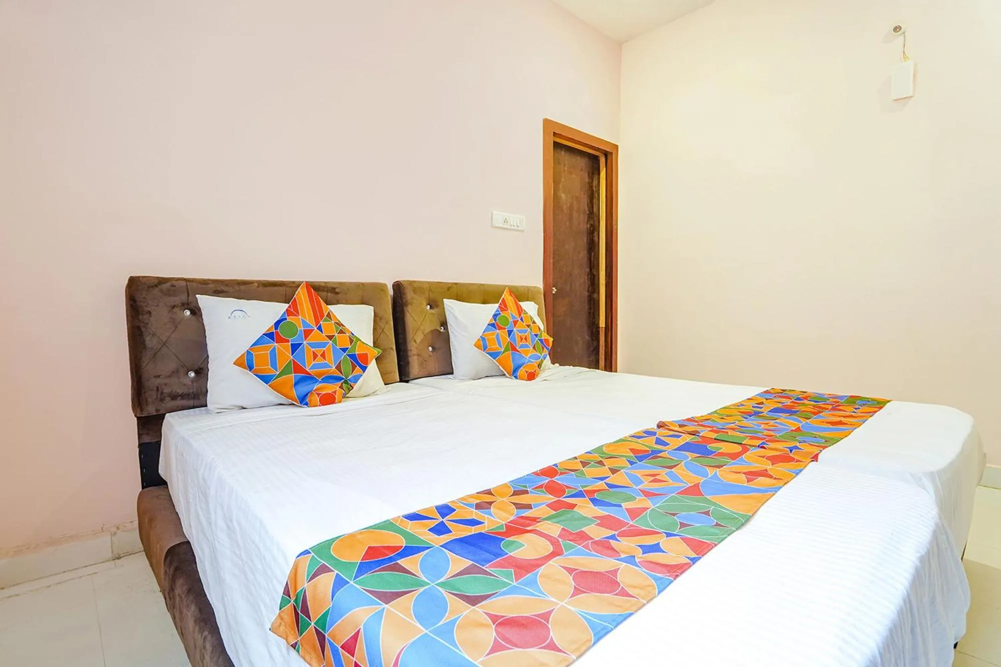 Bed in Via Earth- Nr Vadapalani Murugan Temple, Vadapalani