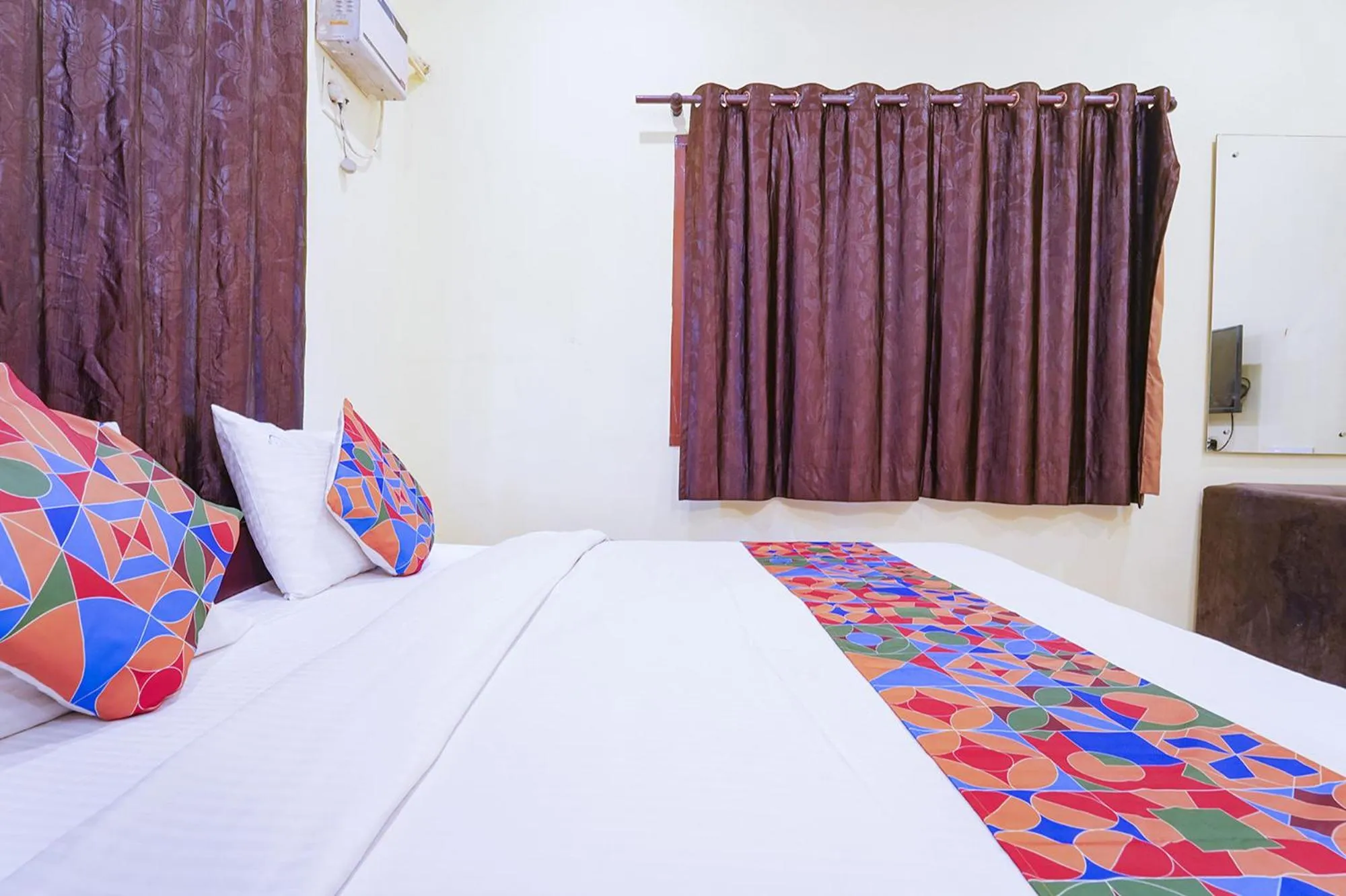 Bed in Via Earth- Nr Vadapalani Murugan Temple, Vadapalani