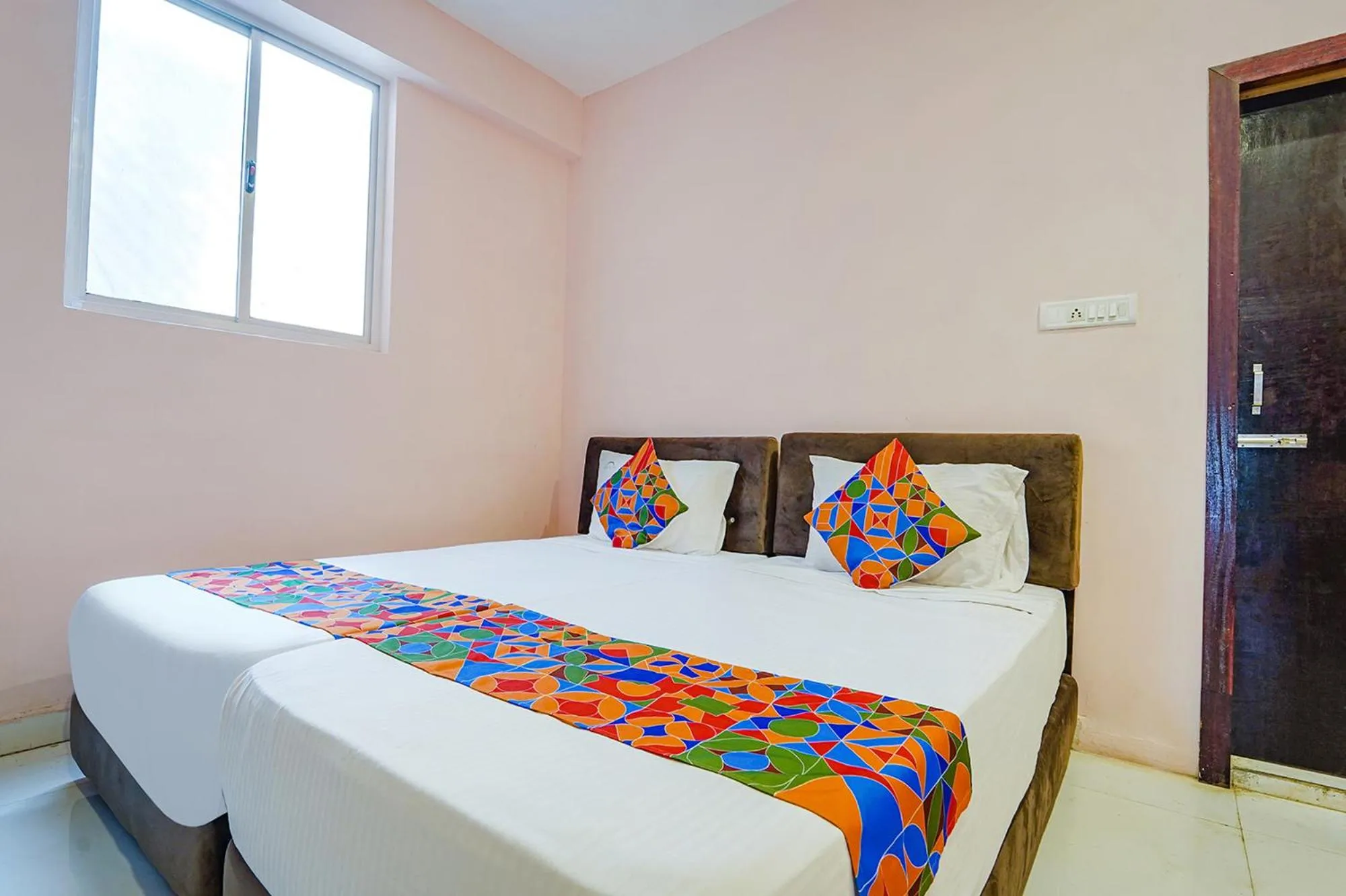 Bed in Via Earth- Nr Vadapalani Murugan Temple, Vadapalani