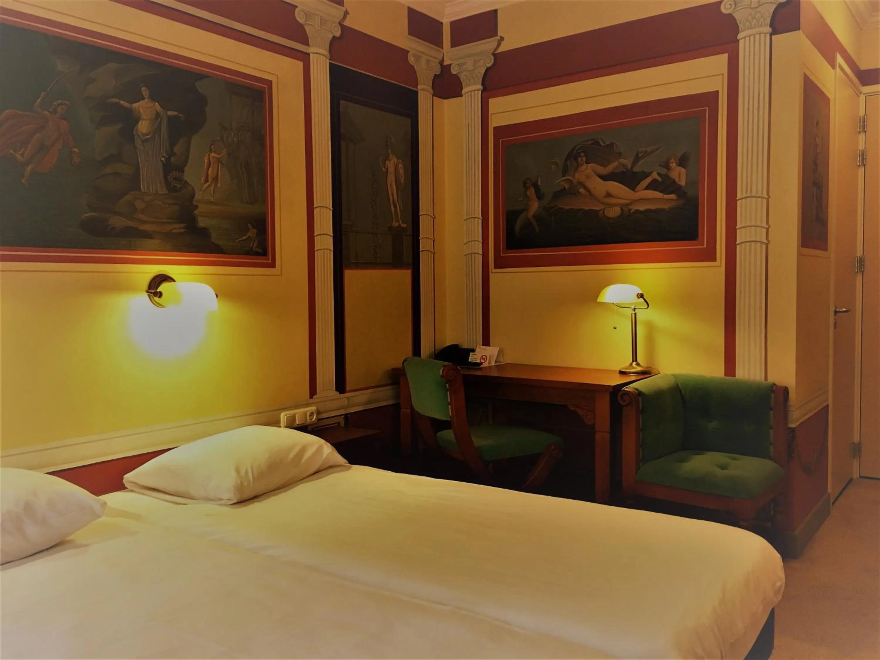 Photo of the whole room, Bed in Hotel Courage Nijmegen