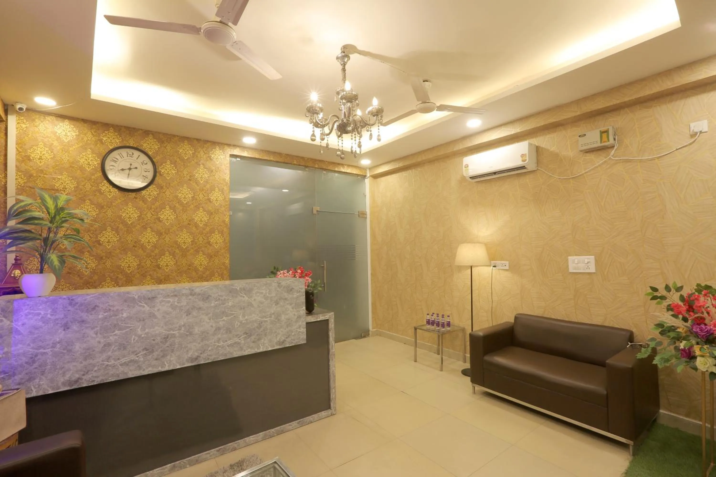 TV and multimedia in Hotel Lemon Suites & Banquet By Aura