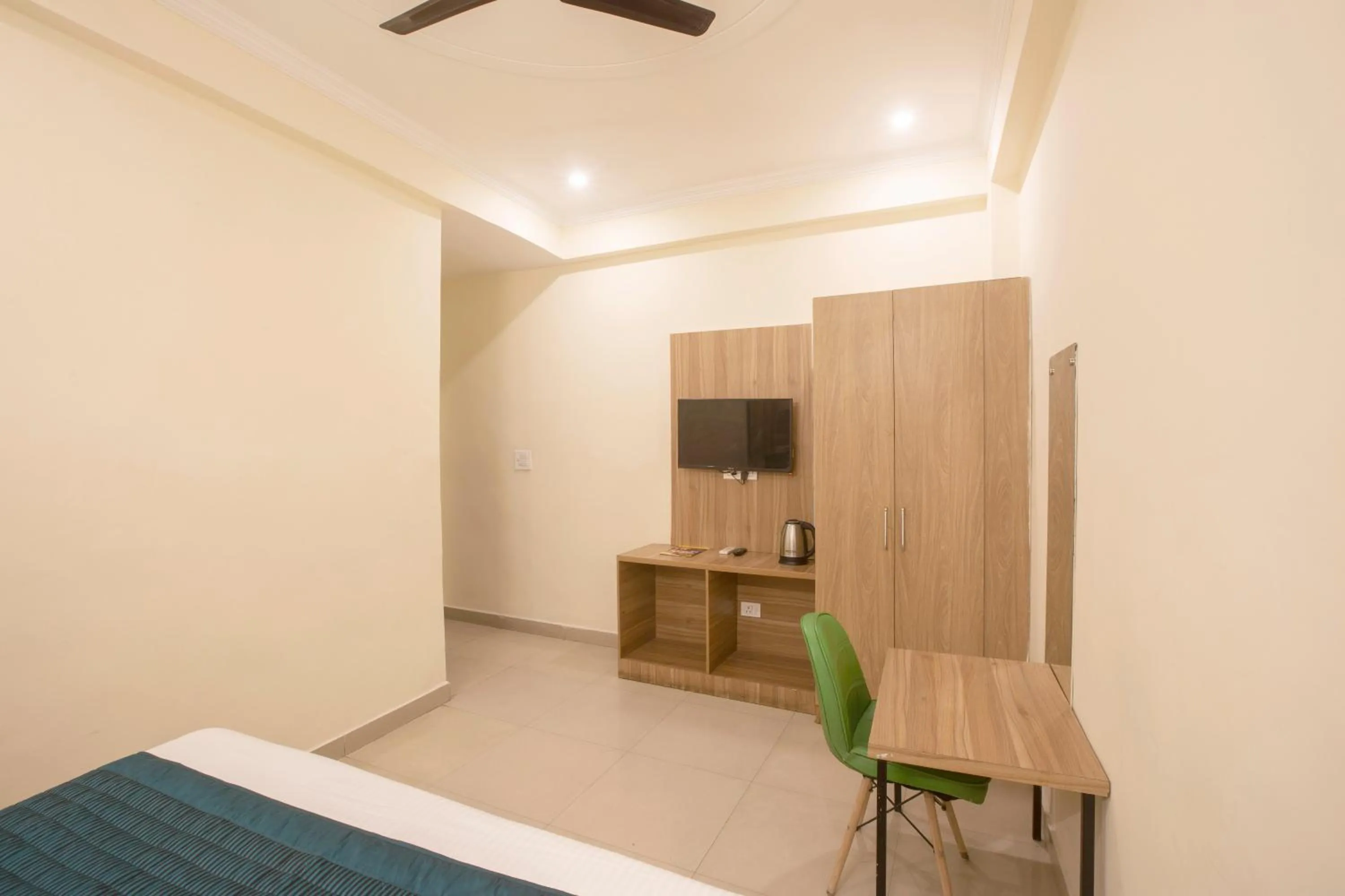 Communal lounge/ TV room in Hotel Lemon Suites & Banquet By Aura