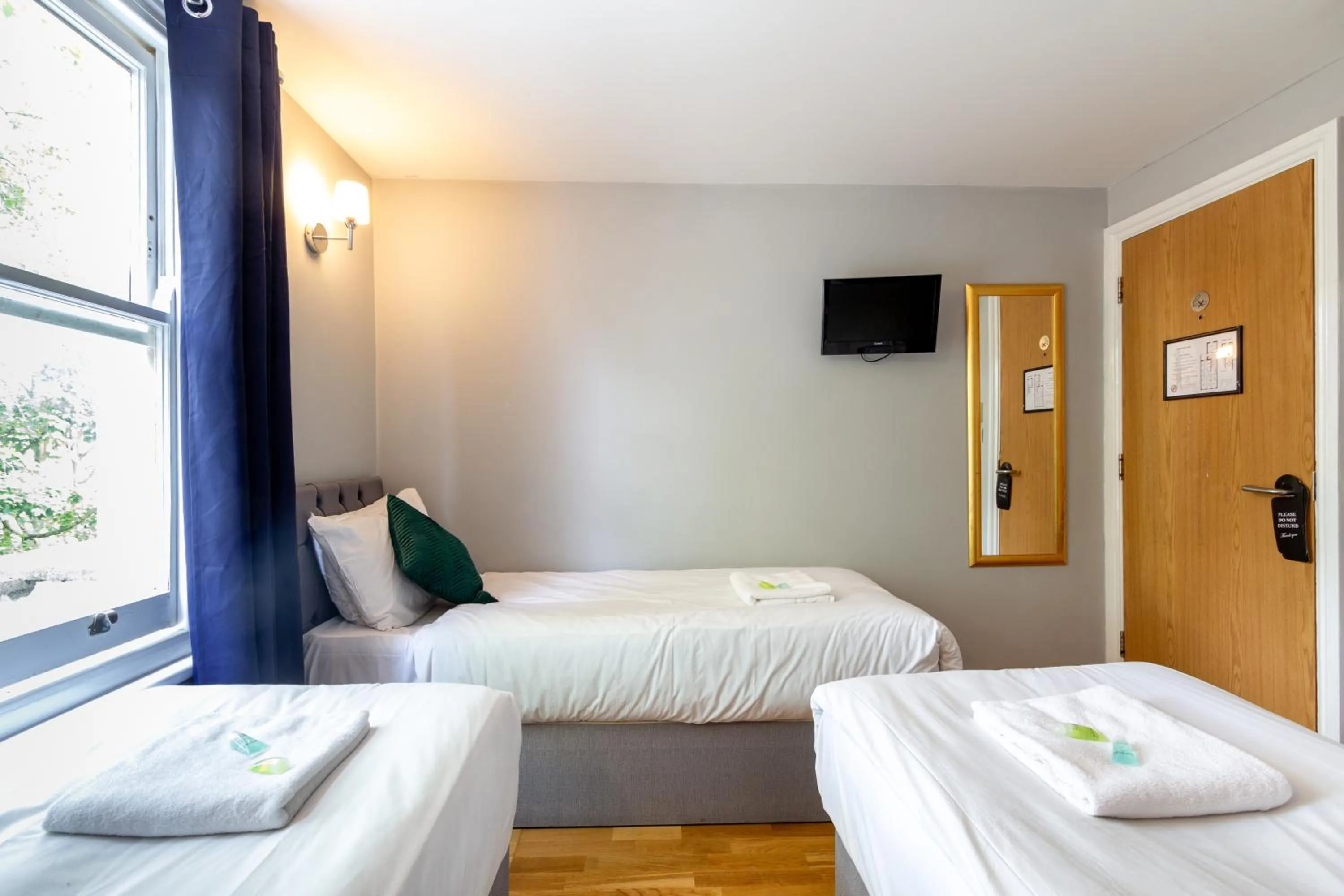 Bedroom, Bed in Coronation Hotel