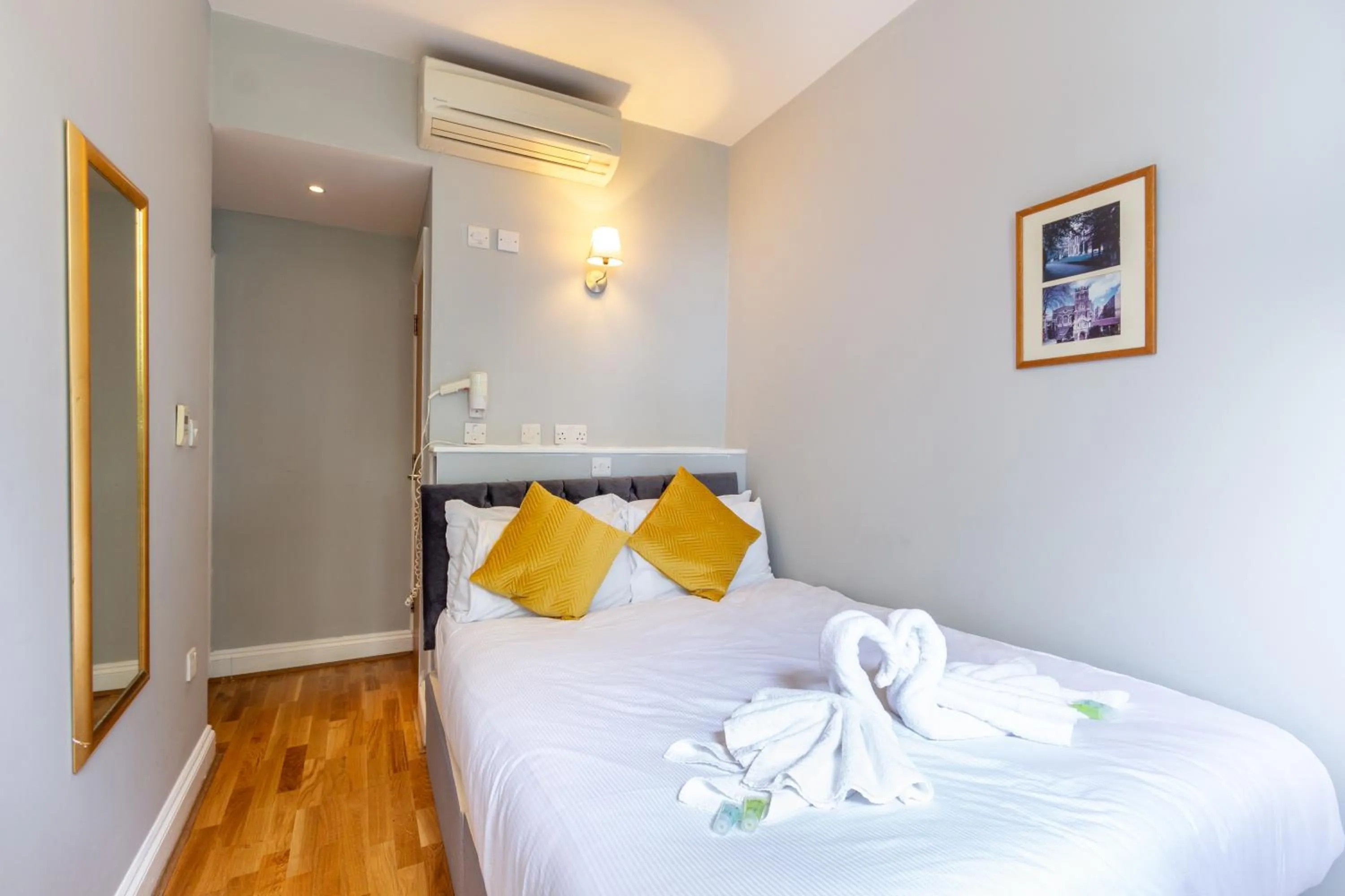 Bedroom, Bed in Coronation Hotel