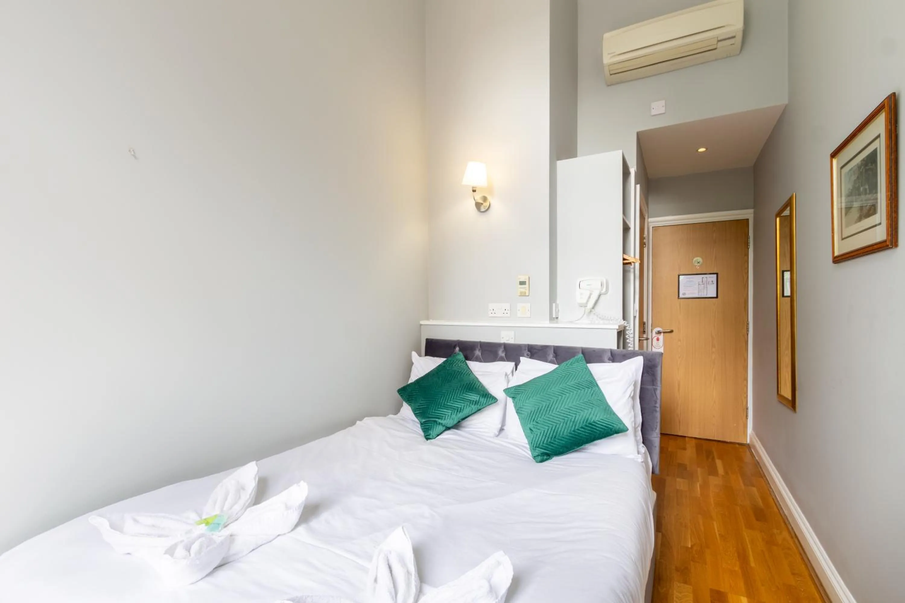 Bedroom, Bed in Coronation Hotel