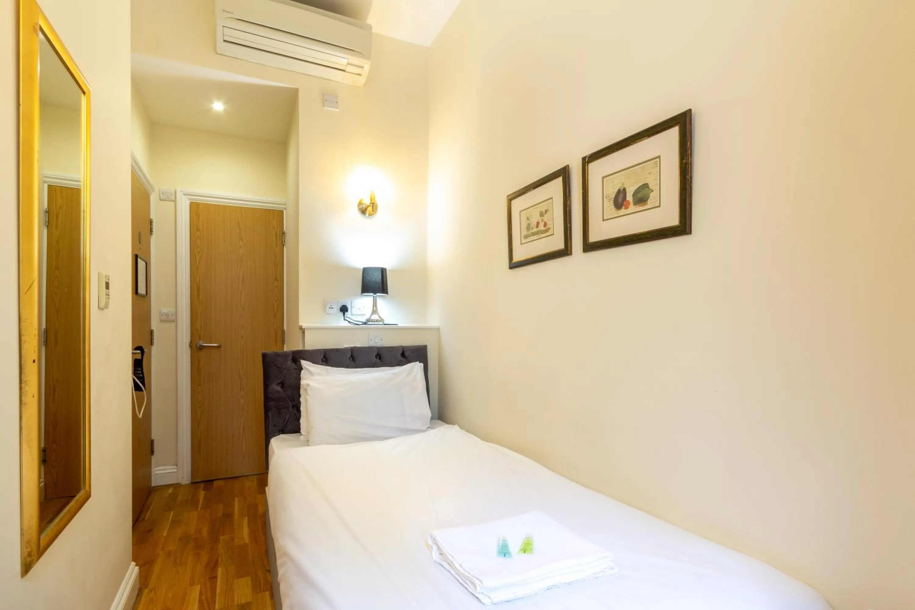 Bedroom, Bed in Coronation Hotel