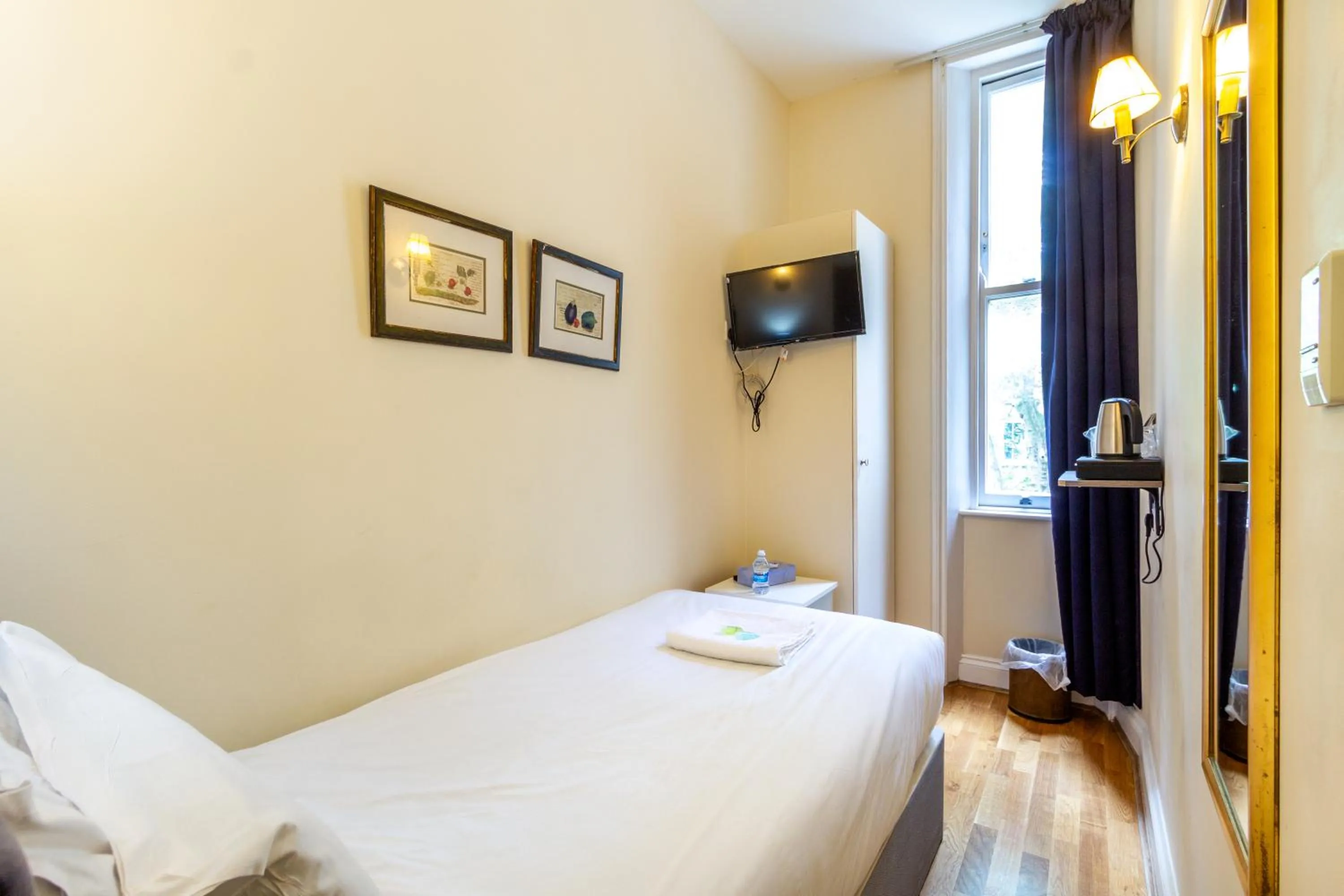 Bedroom, Bed in Coronation Hotel