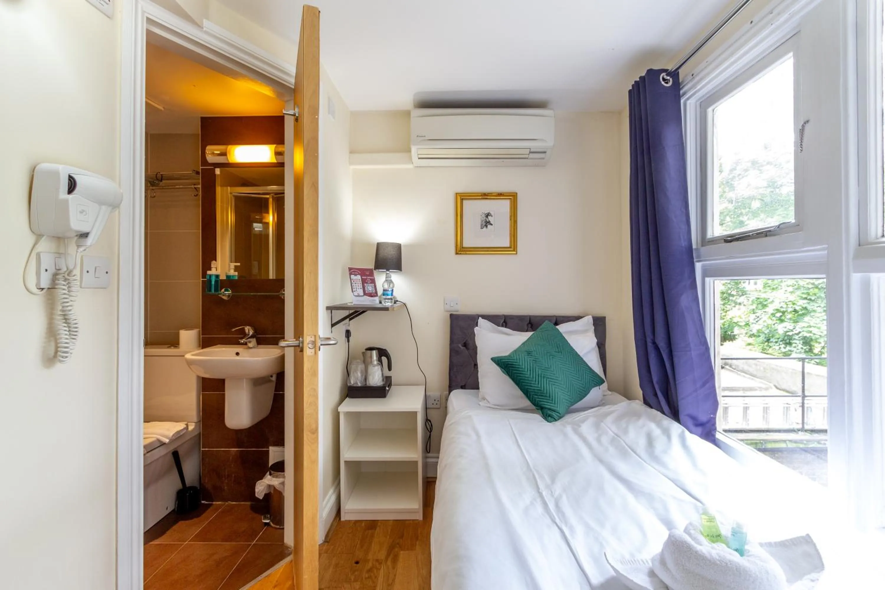 Bedroom, Bed in Coronation Hotel