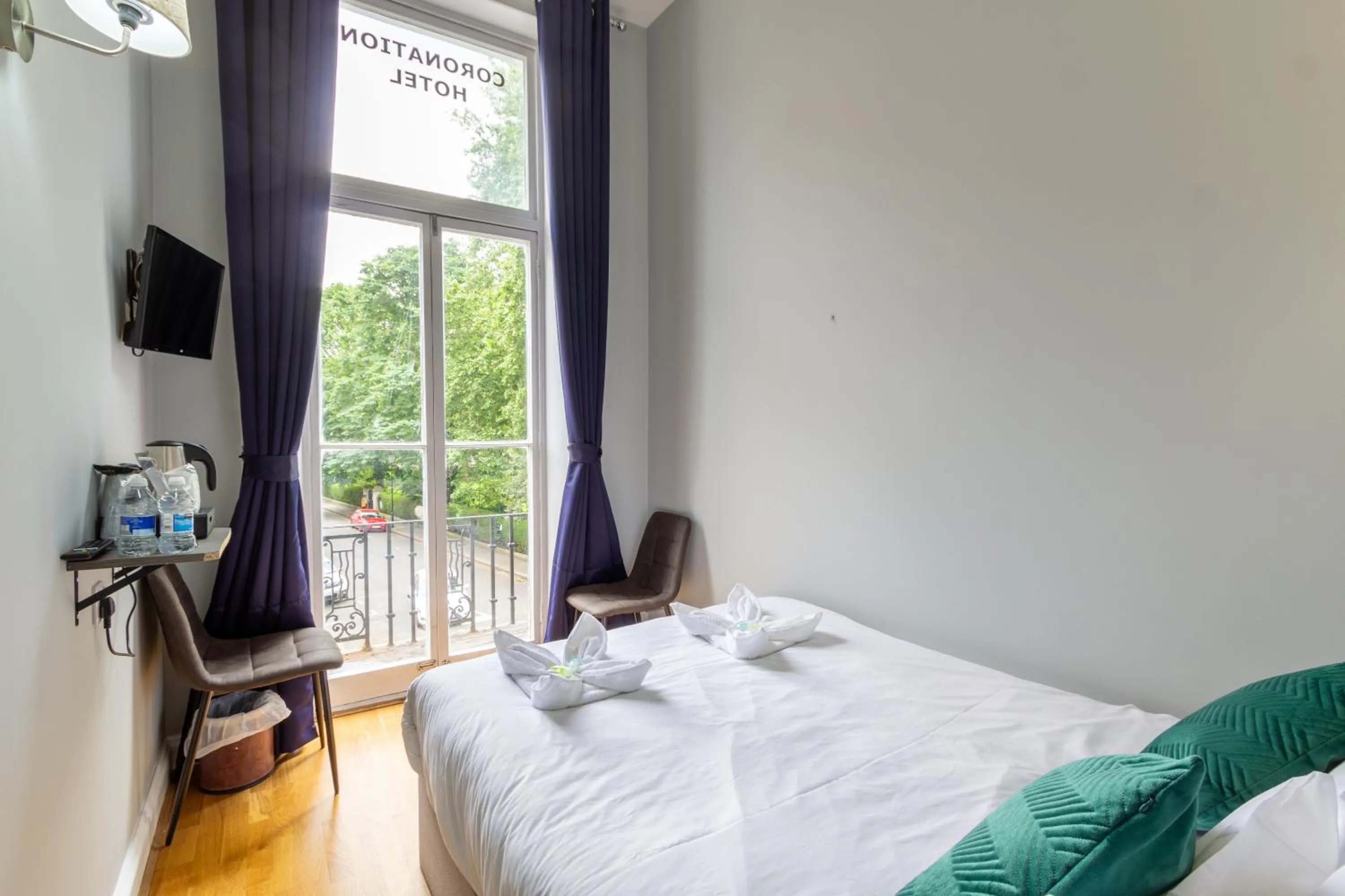 Bedroom, Bed in Coronation Hotel