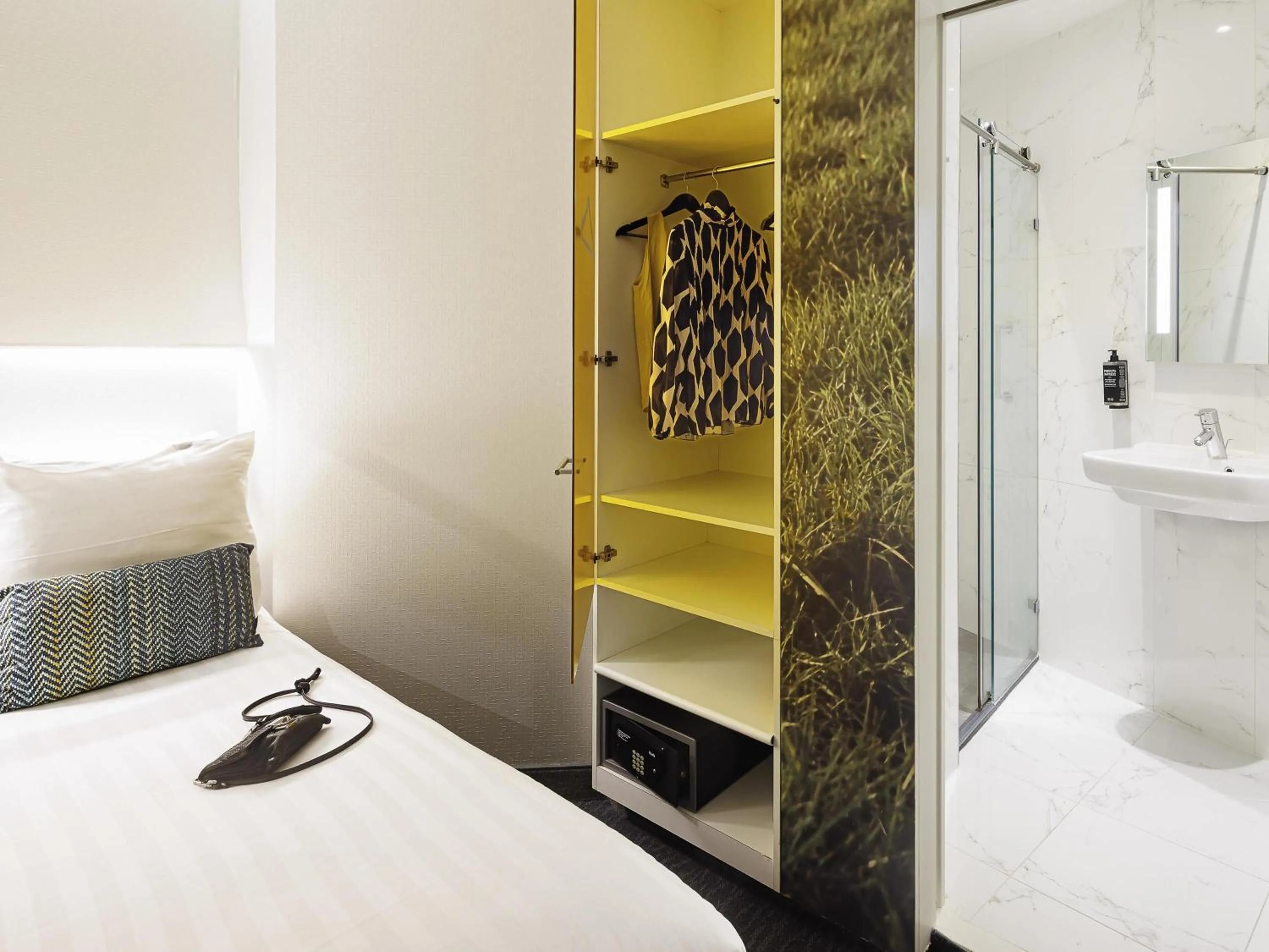 Bedroom, Bed in ibis Styles Amsterdam Central Station