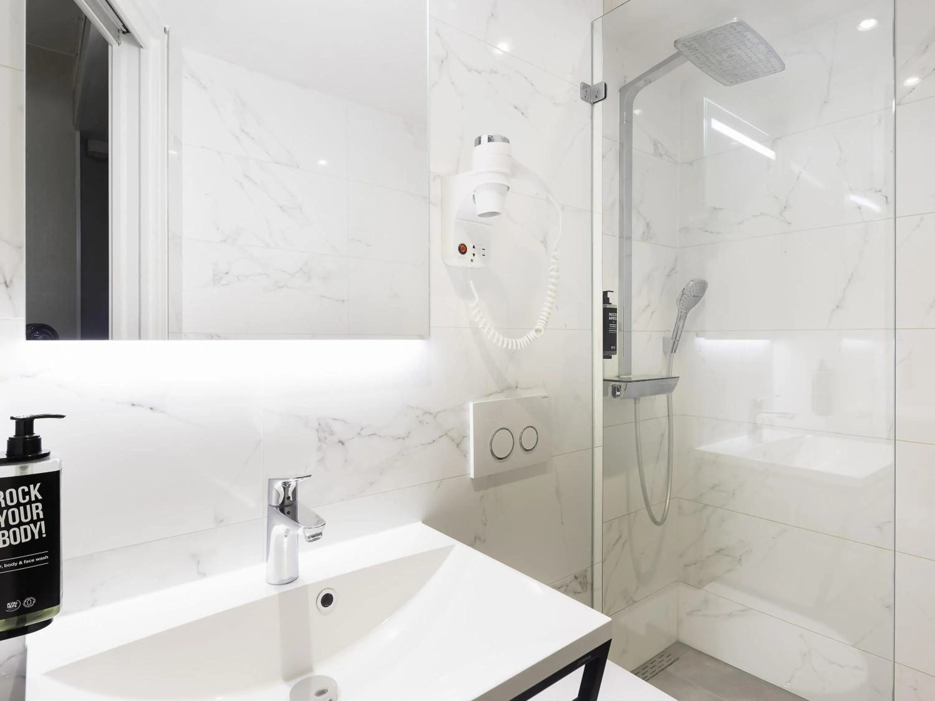 Bedroom in ibis Styles Amsterdam Central Station