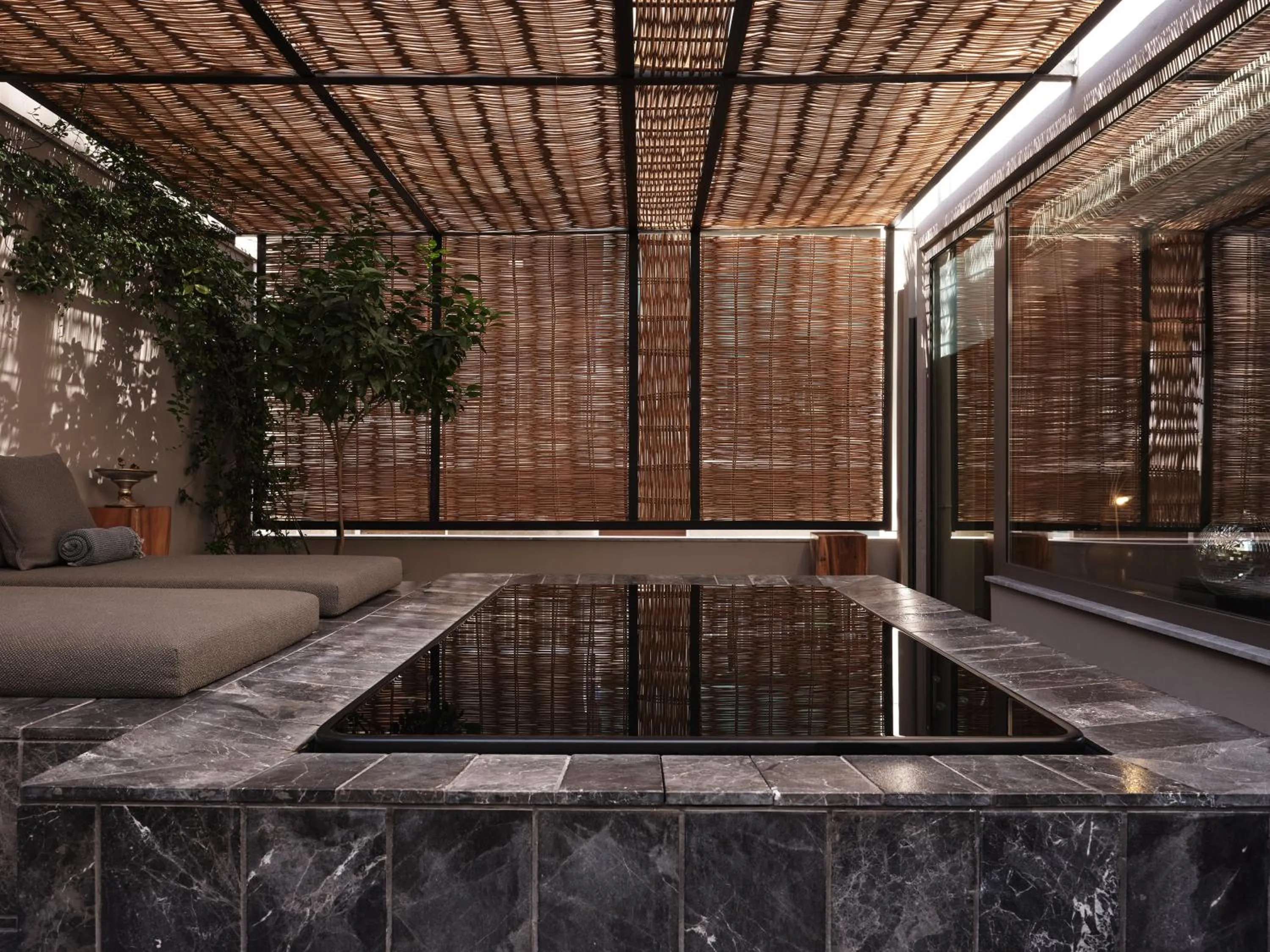 Hot Tub in Monastik Living in Athina