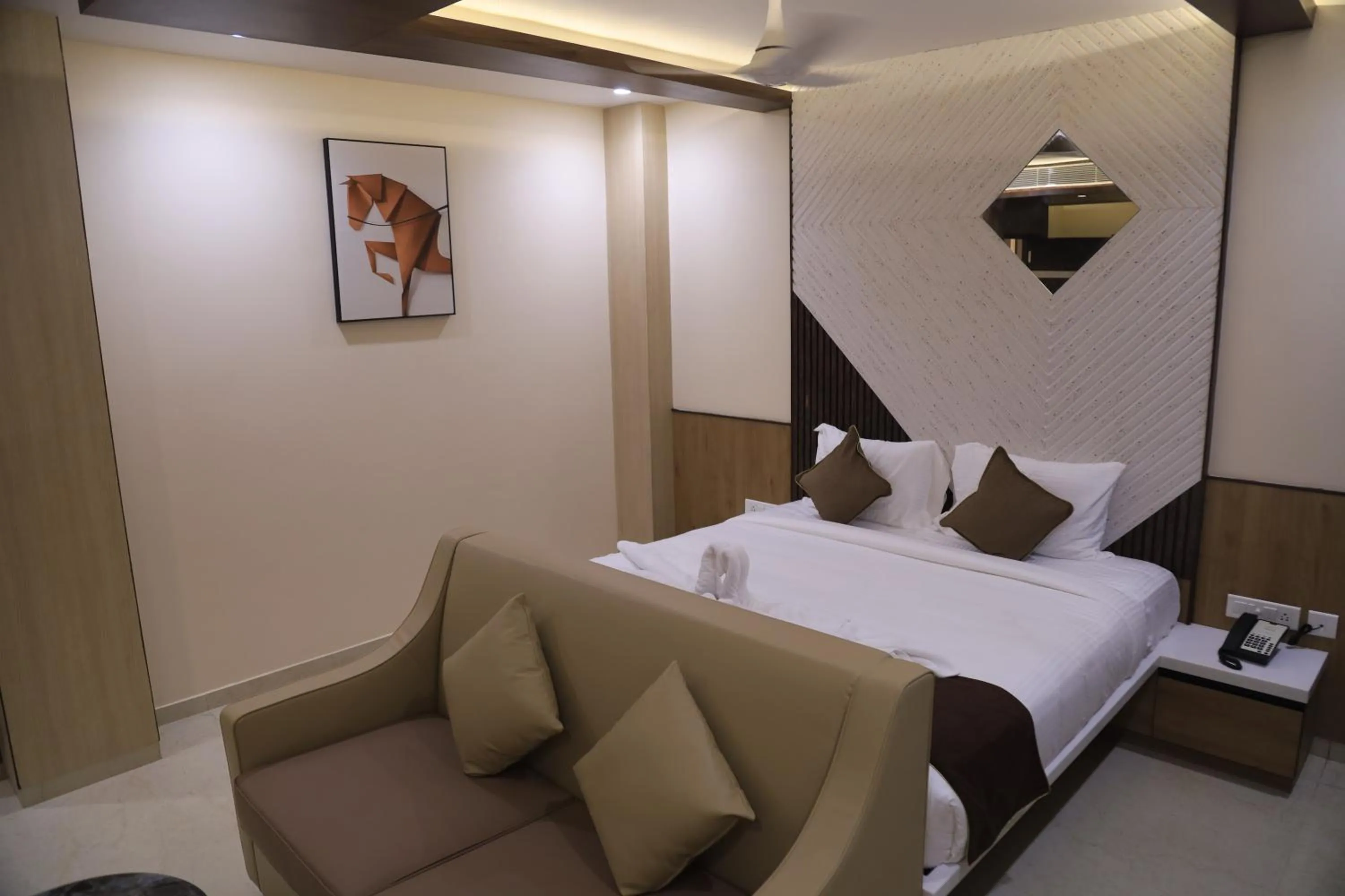 Photo of the whole room, Bed in Kings Bury Inn