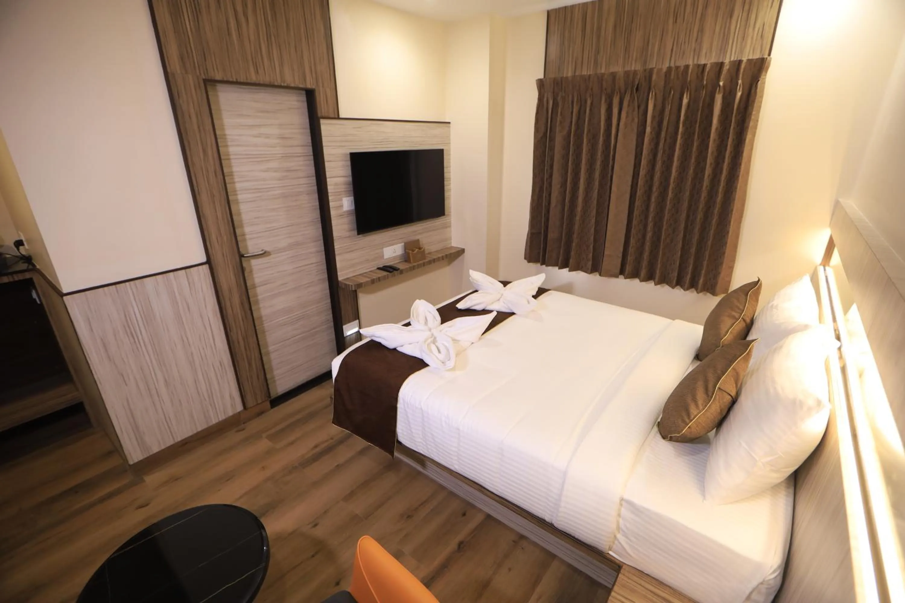 Photo of the whole room, Bed in Kings Bury Inn