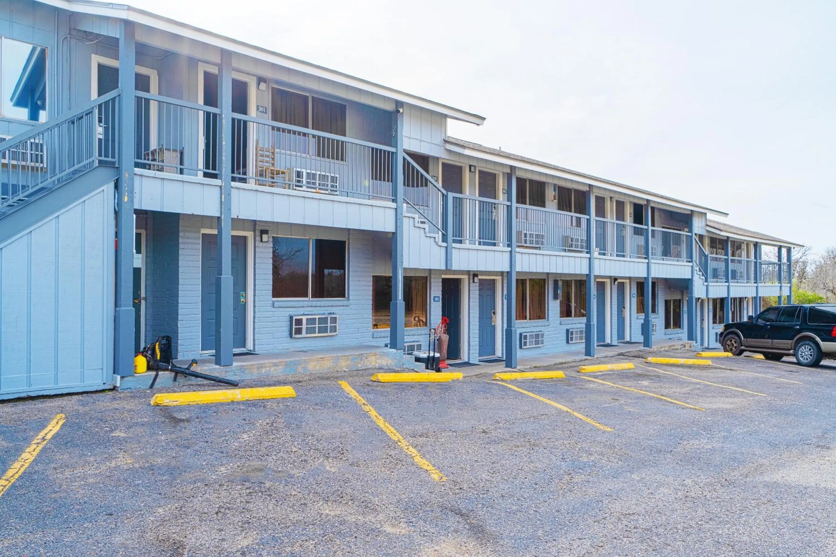 Facade/entrance in Regency Inn Three Rivers I-37