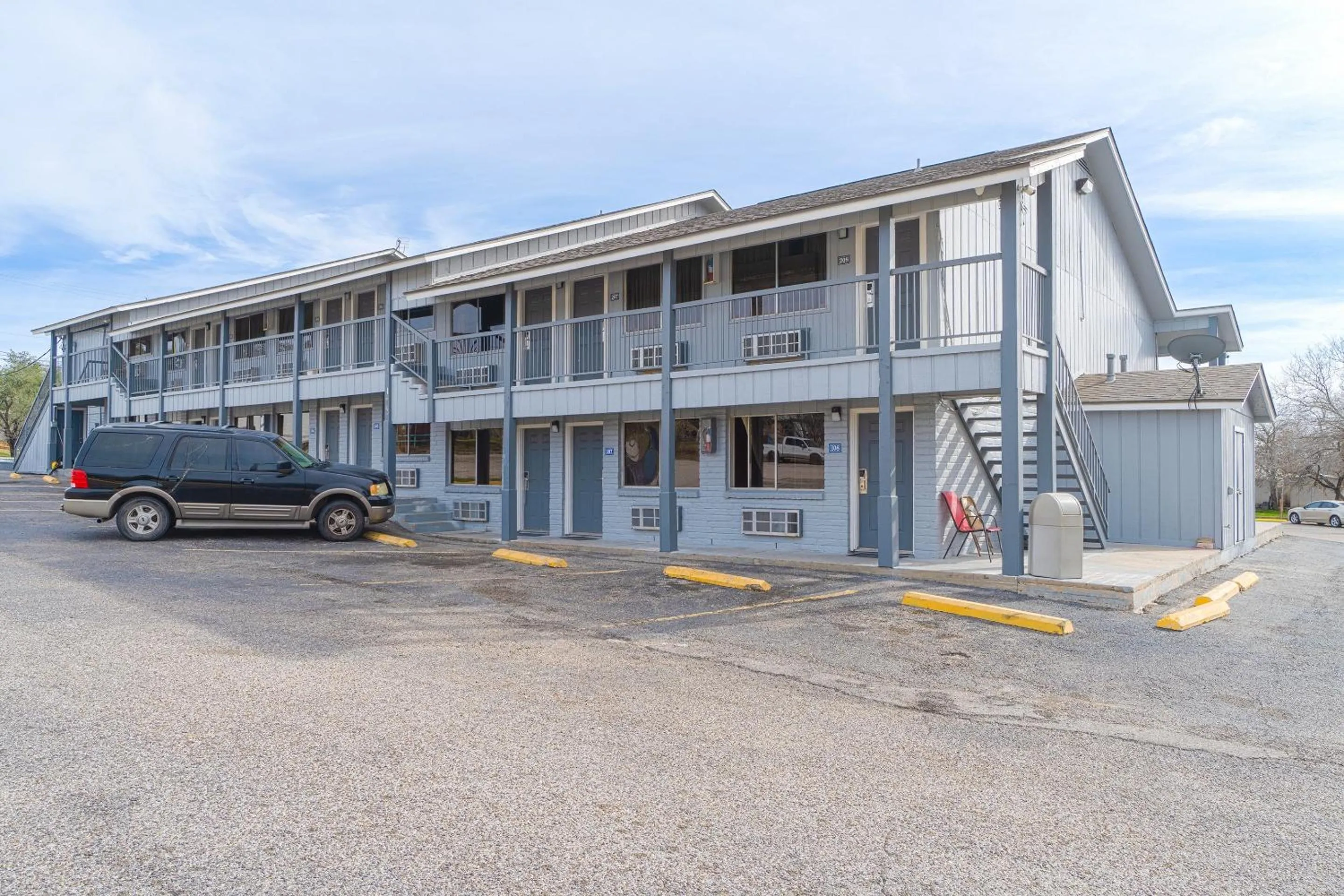 Facade/entrance in Regency Inn Three Rivers I-37