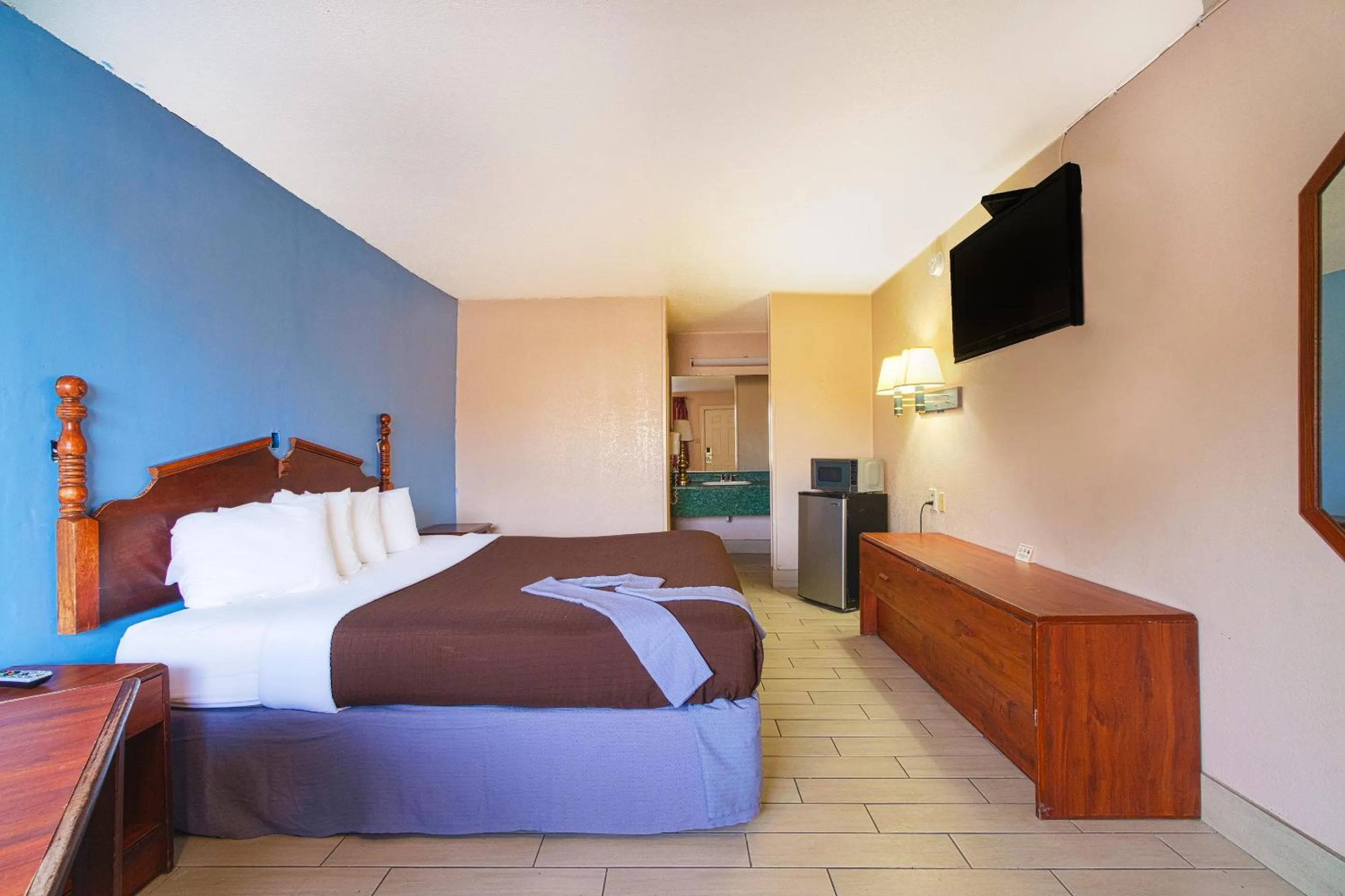 Bedroom, Bed in Regency Inn Three Rivers I-37