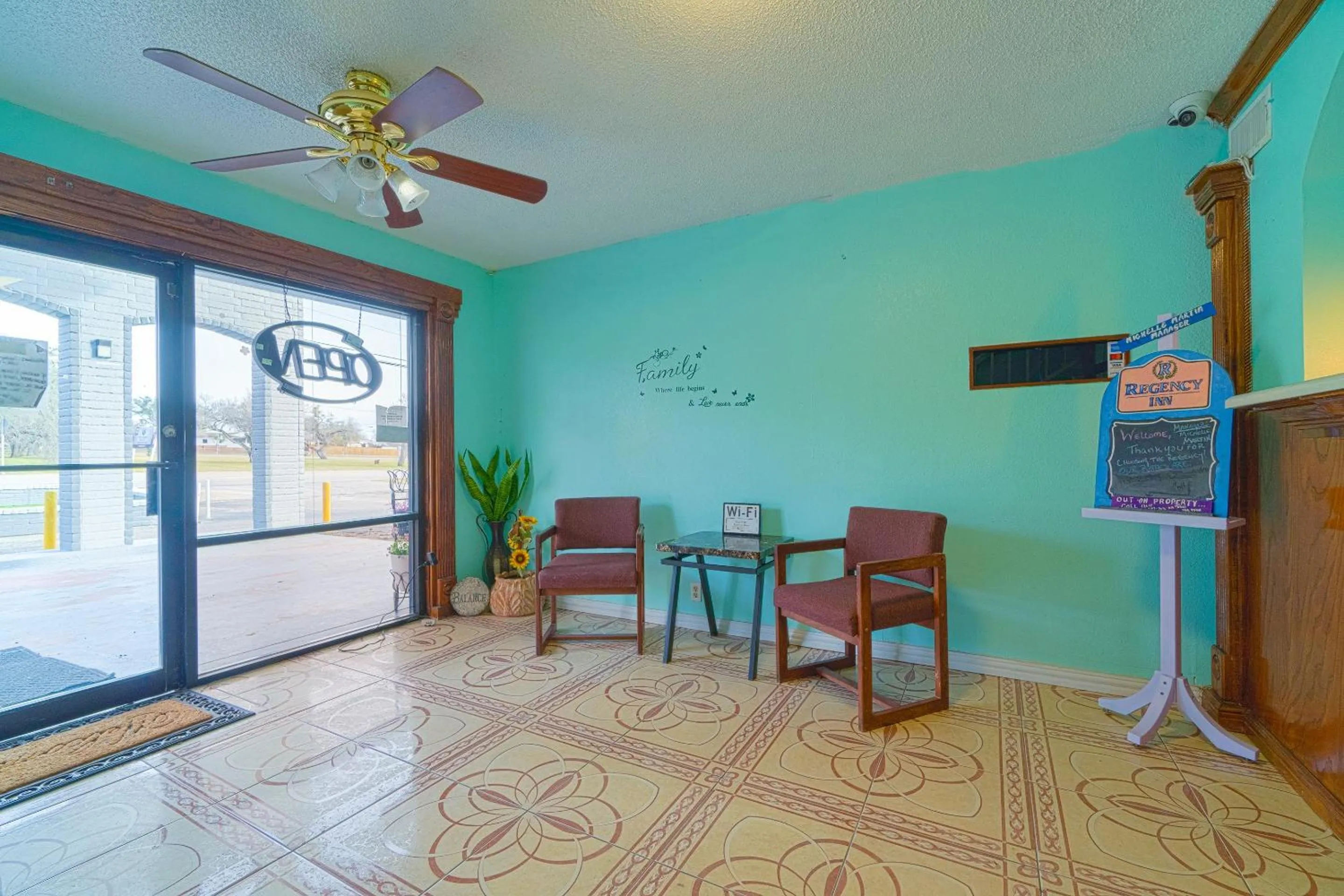 Lobby or reception in Regency Inn Three Rivers I-37