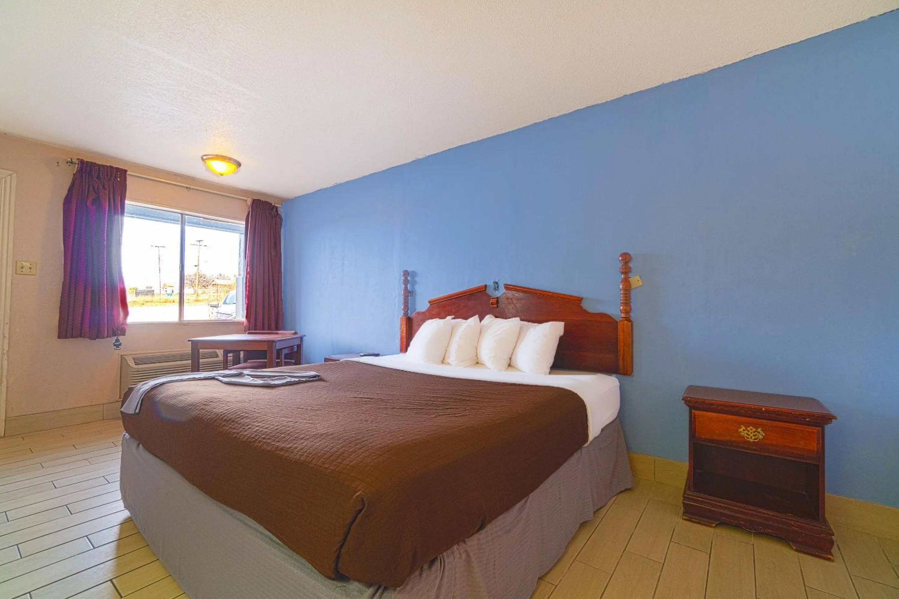 Bedroom, Bed in Regency Inn Three Rivers I-37