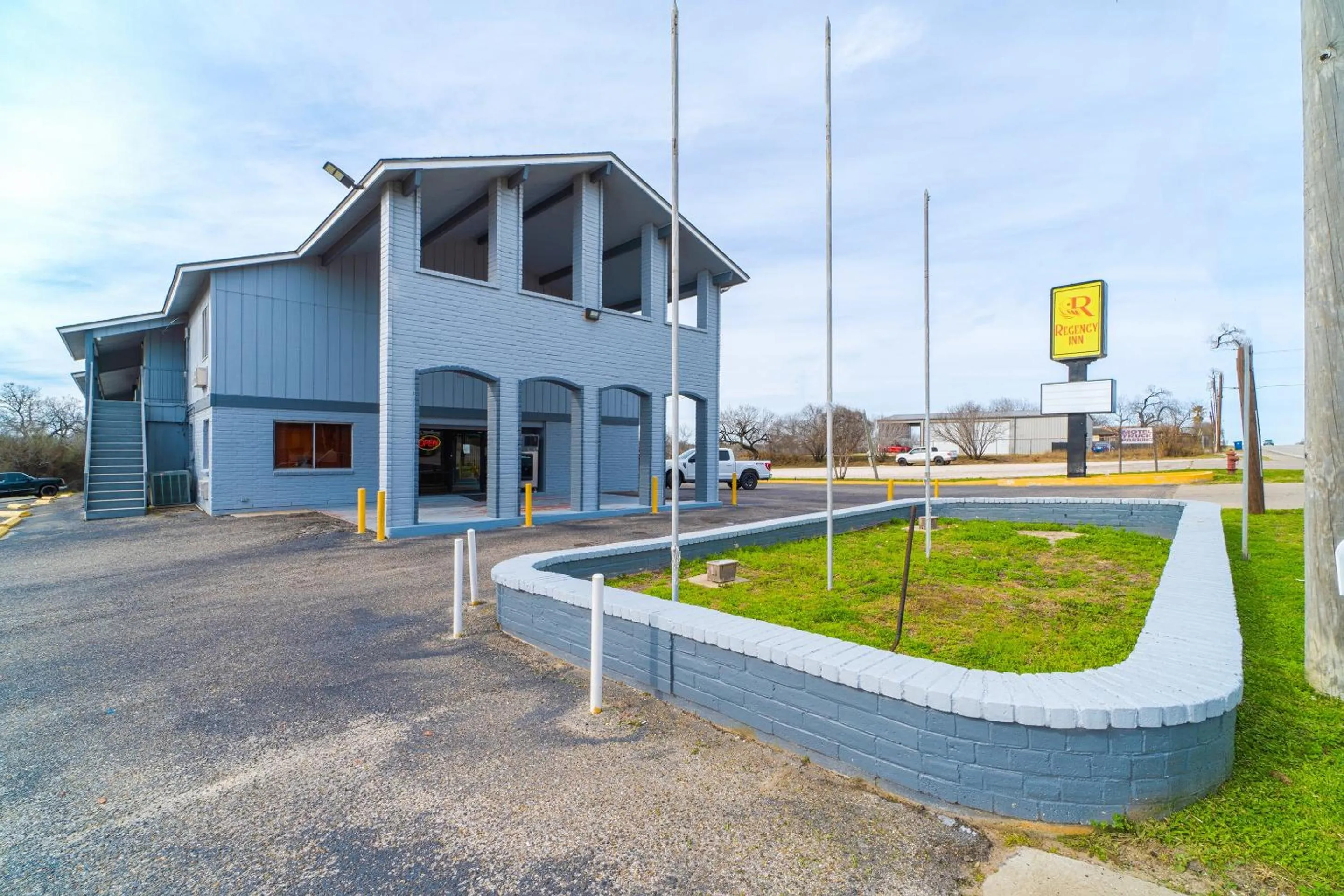 Facade/entrance in Regency Inn Three Rivers I-37