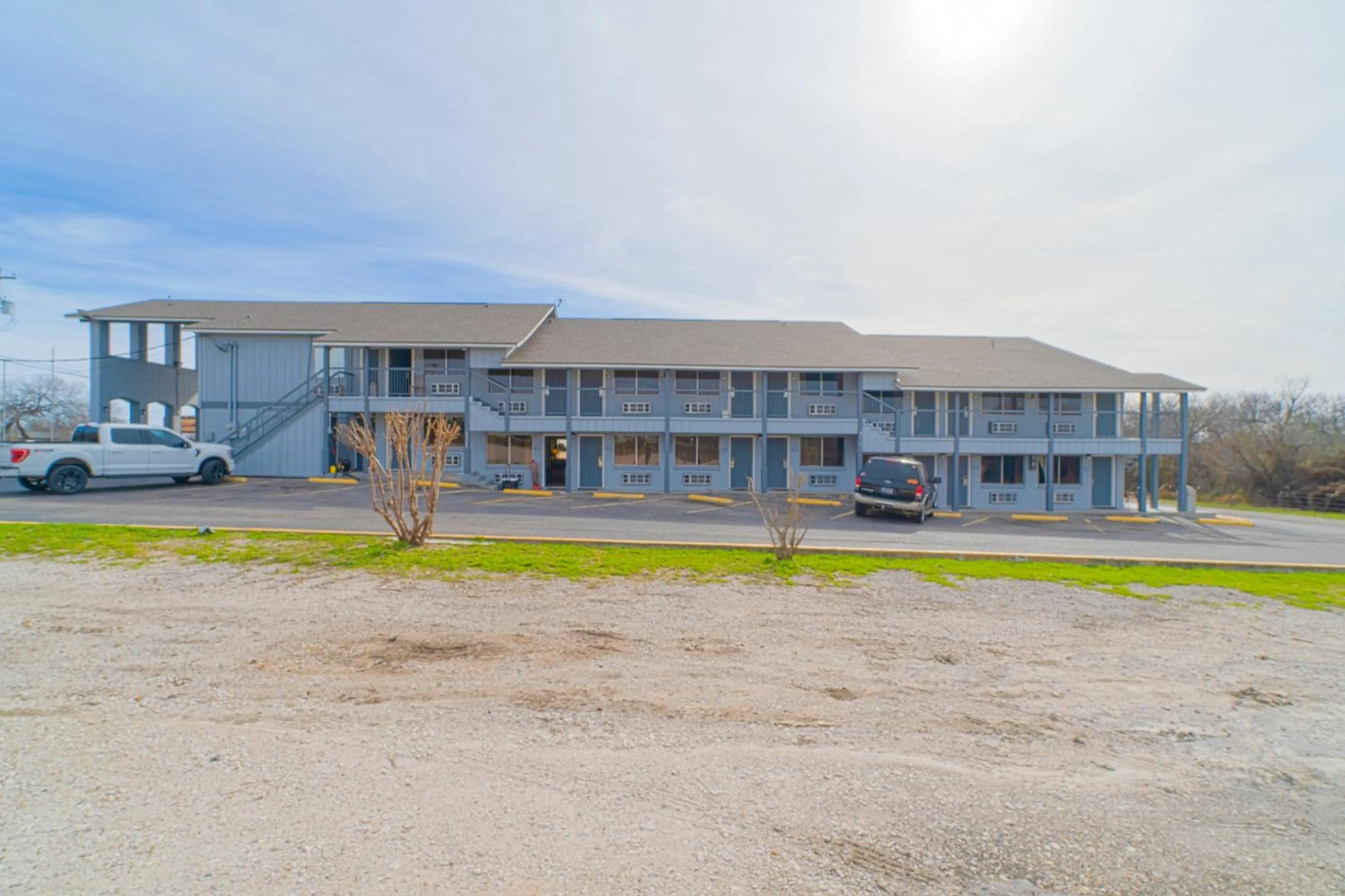 Parking in Regency Inn Three Rivers I-37