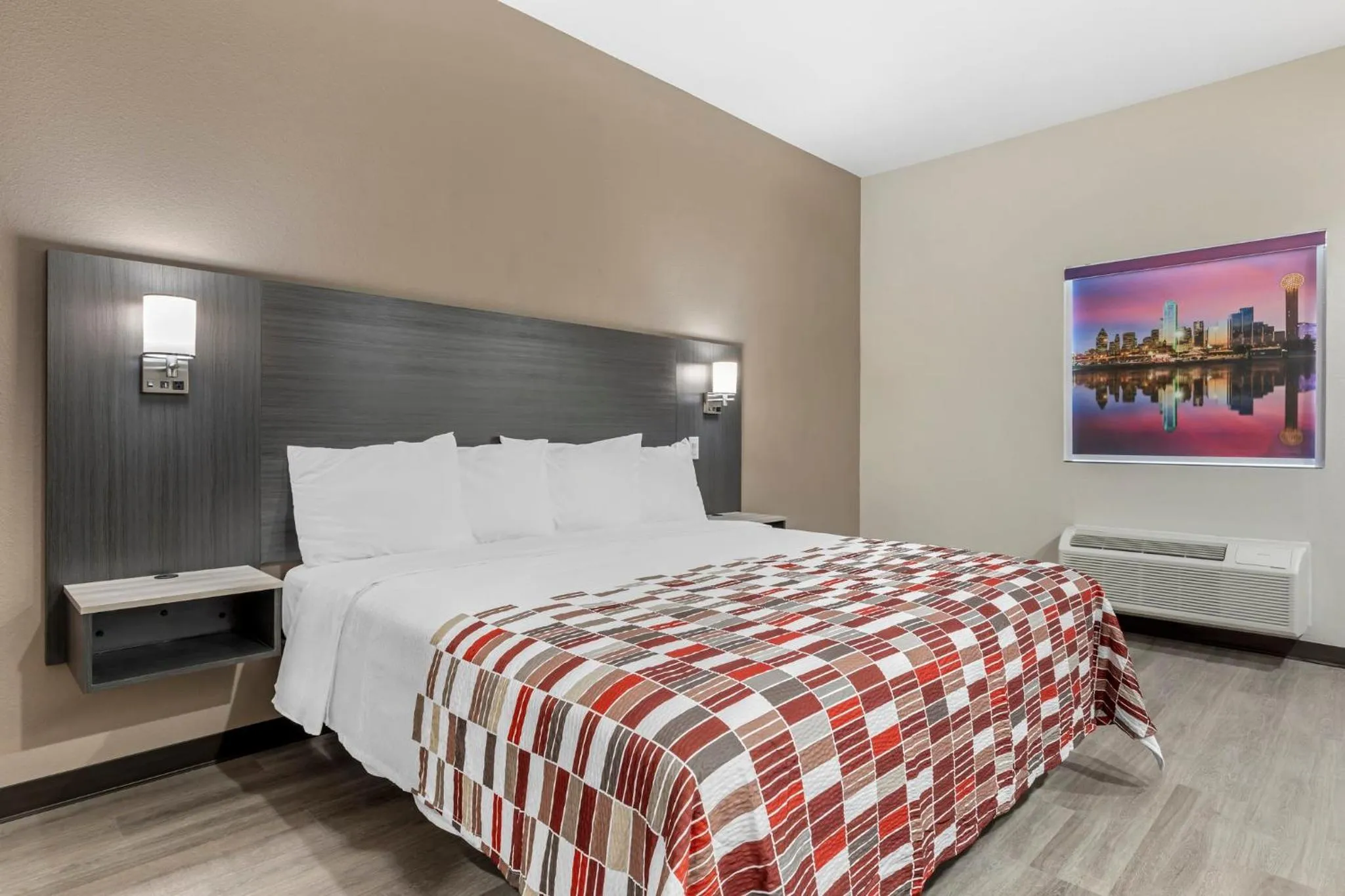 Bedroom, Bed in Red Roof Inn Hutchins