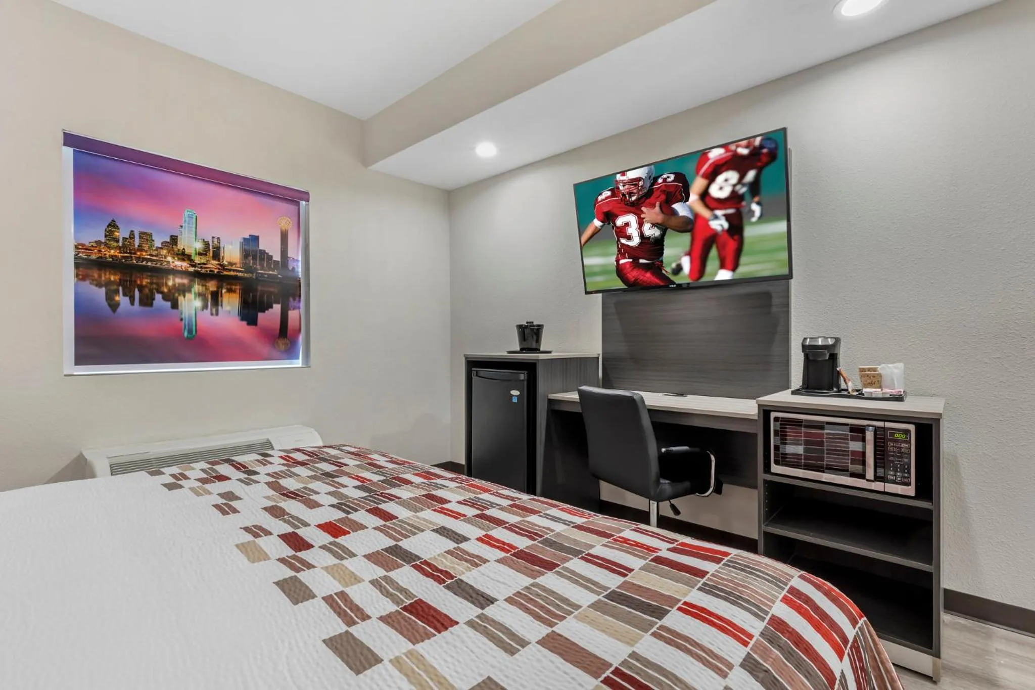 Bedroom, Bed in Red Roof Inn Hutchins