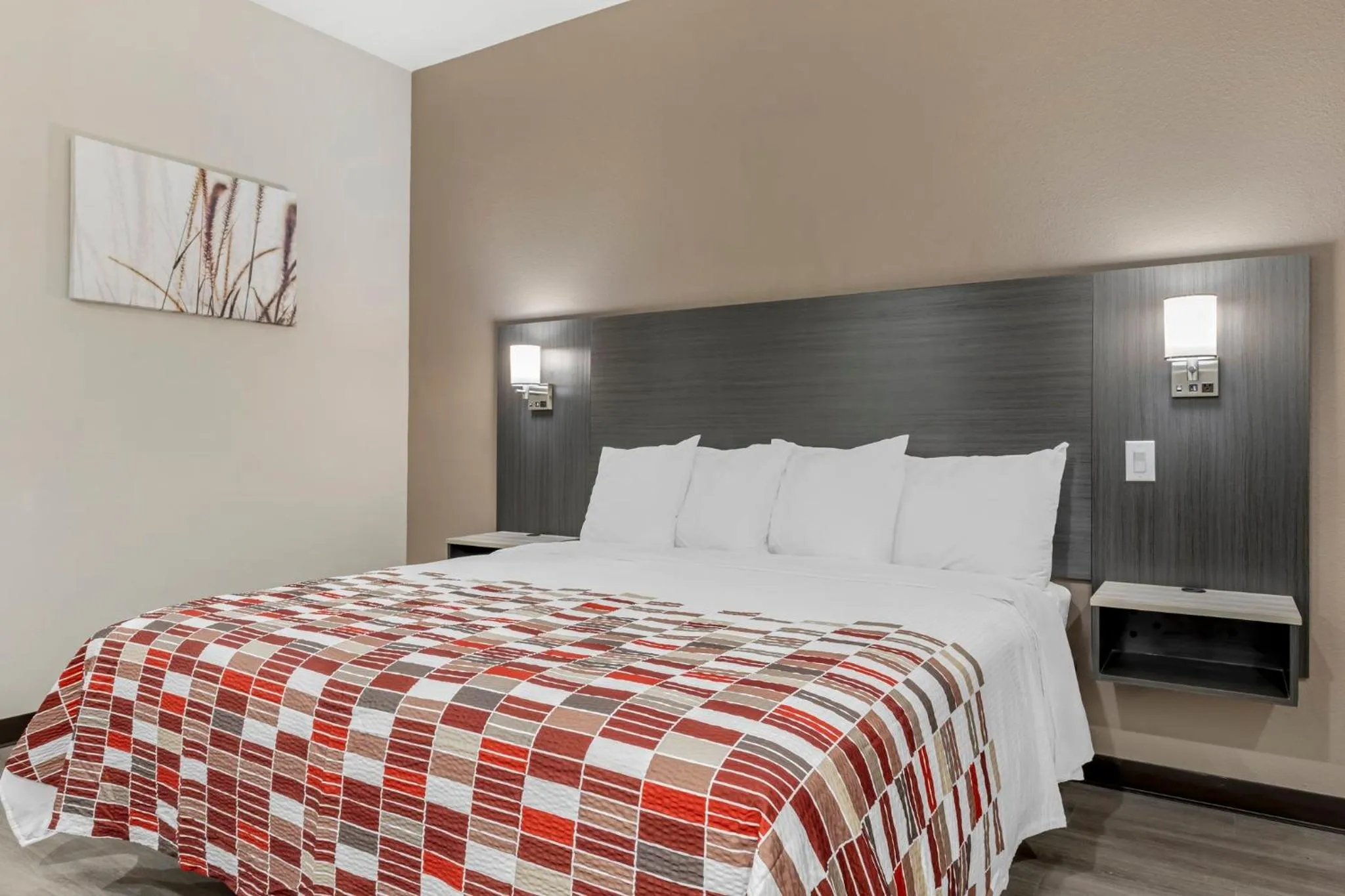 Bedroom, Bed in Red Roof Inn Hutchins